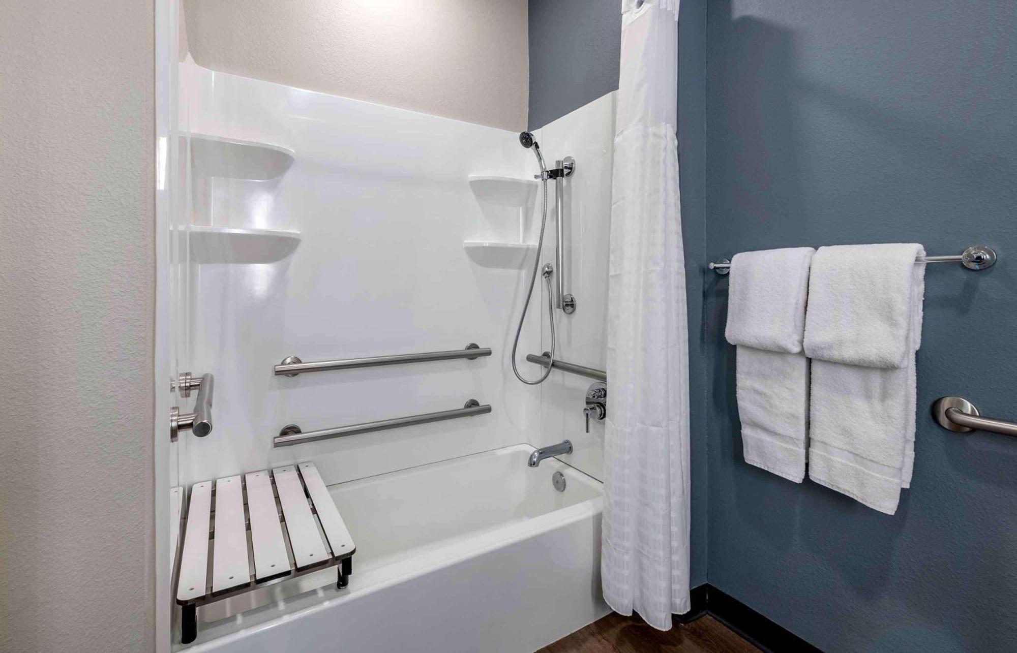 Queen studio with 1 Queen Bed - Disability Access/Non-Smoking