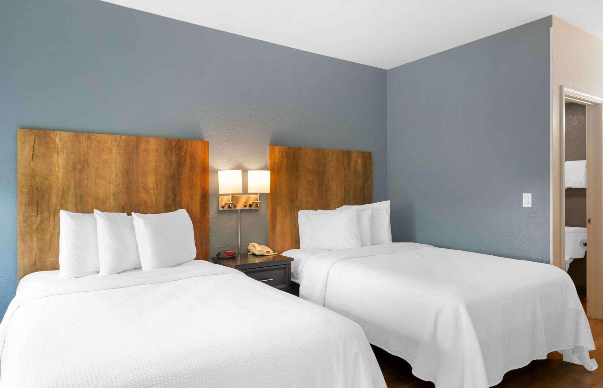 Deluxe Studio with Two Double Beds - Non-Smoking