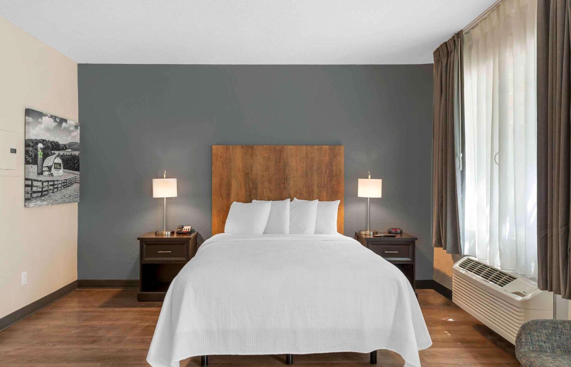 Deluxe Studio with one queen bed - Non-Smoking