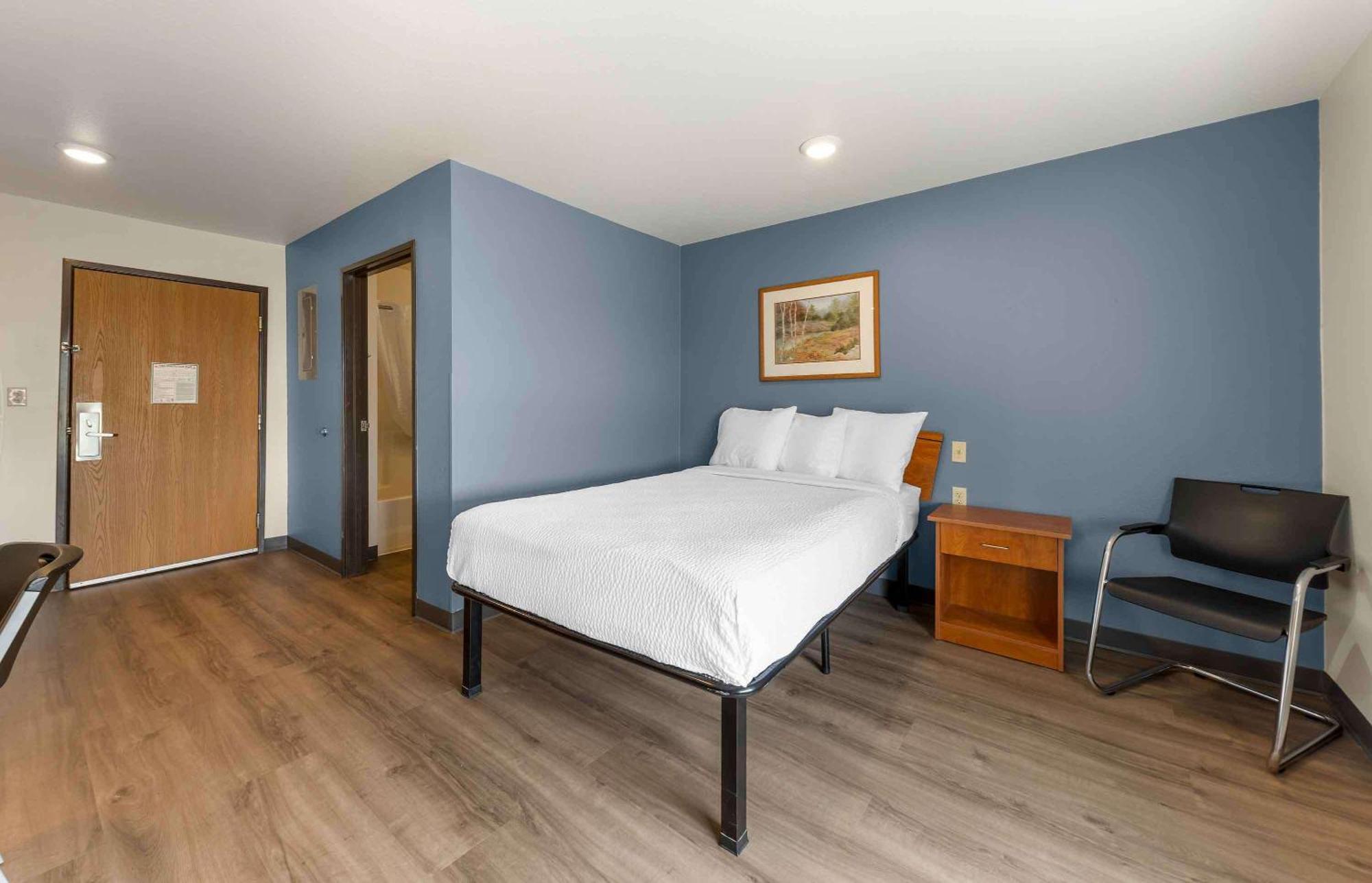 1 Queen Bed 