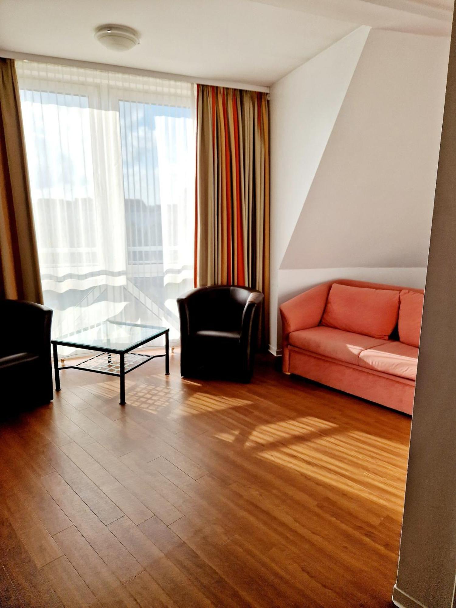 Family Room (2 Adults + 2 Children)