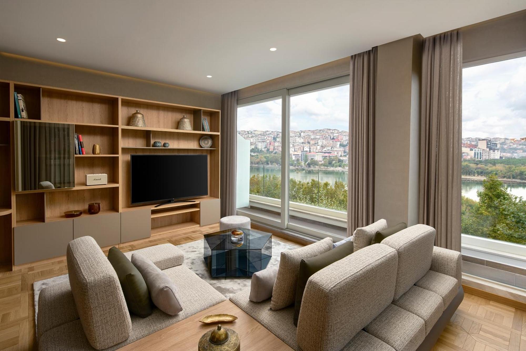 Golden Horn Panoramic Suite Spa Bath