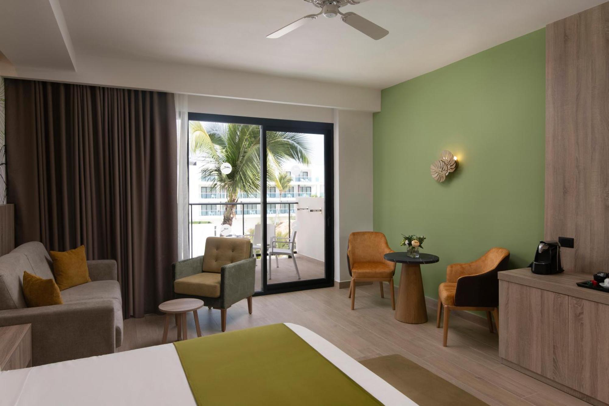 Suite Junior con vistas y acceso directo a la piscina