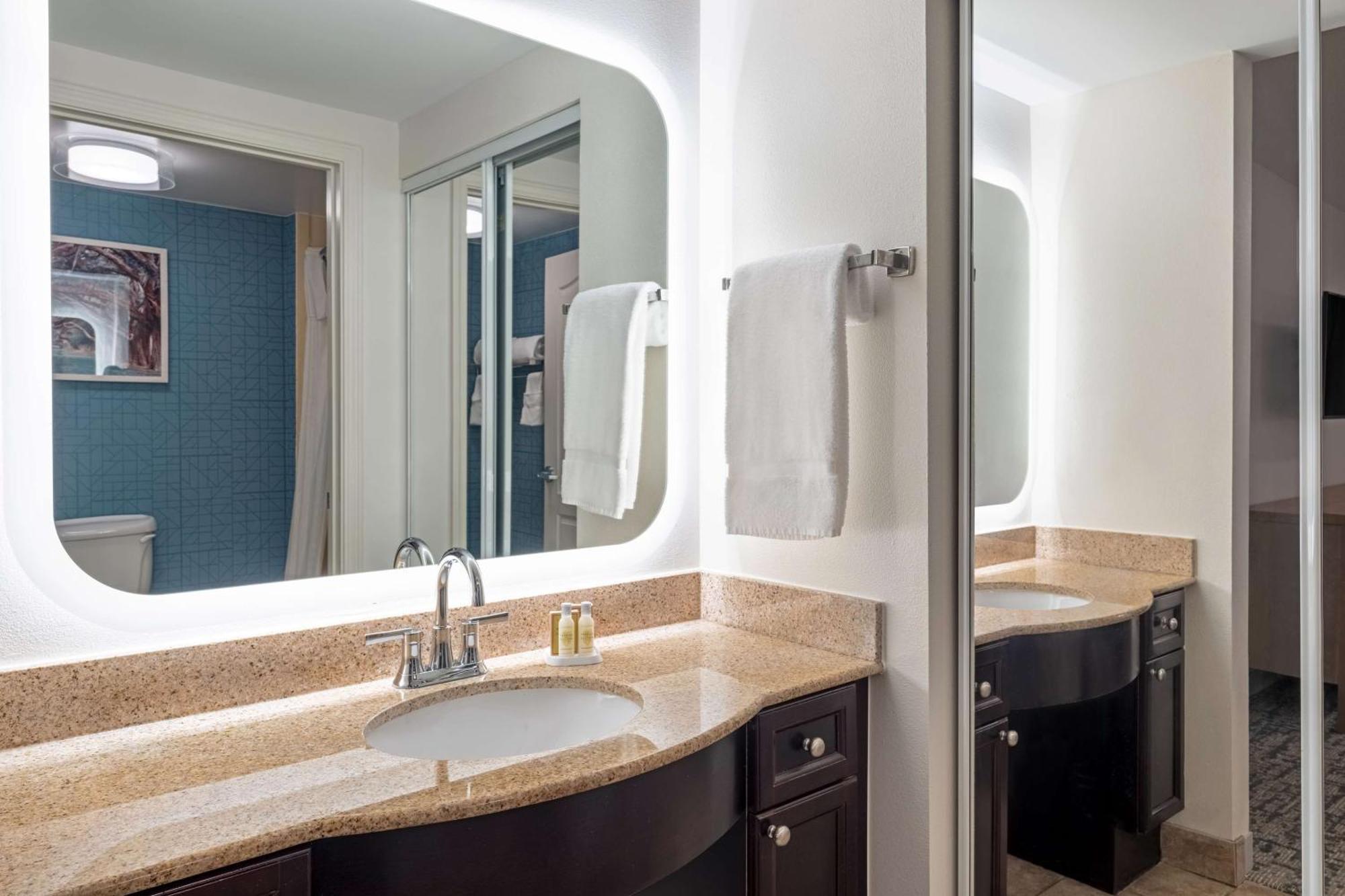 One-Bedroom King Suite - Non-Smoking