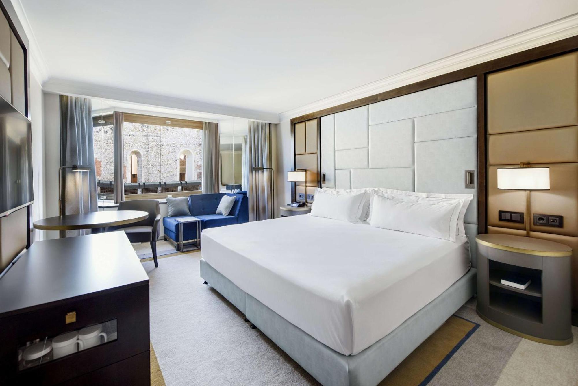 Hilton King Guestroom Courtyard