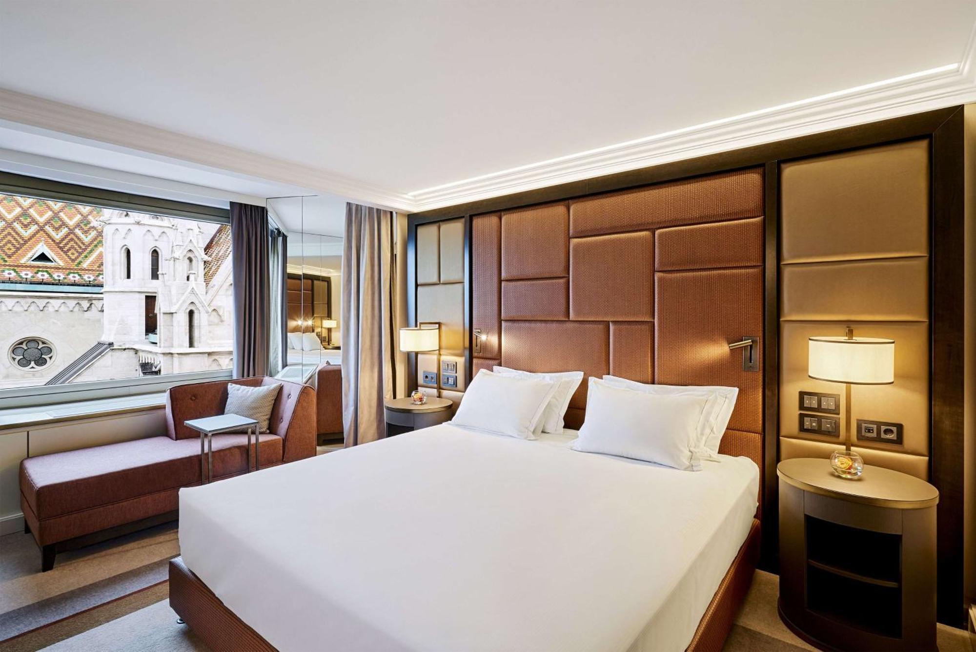 Corner King Suite - Danube River Suite