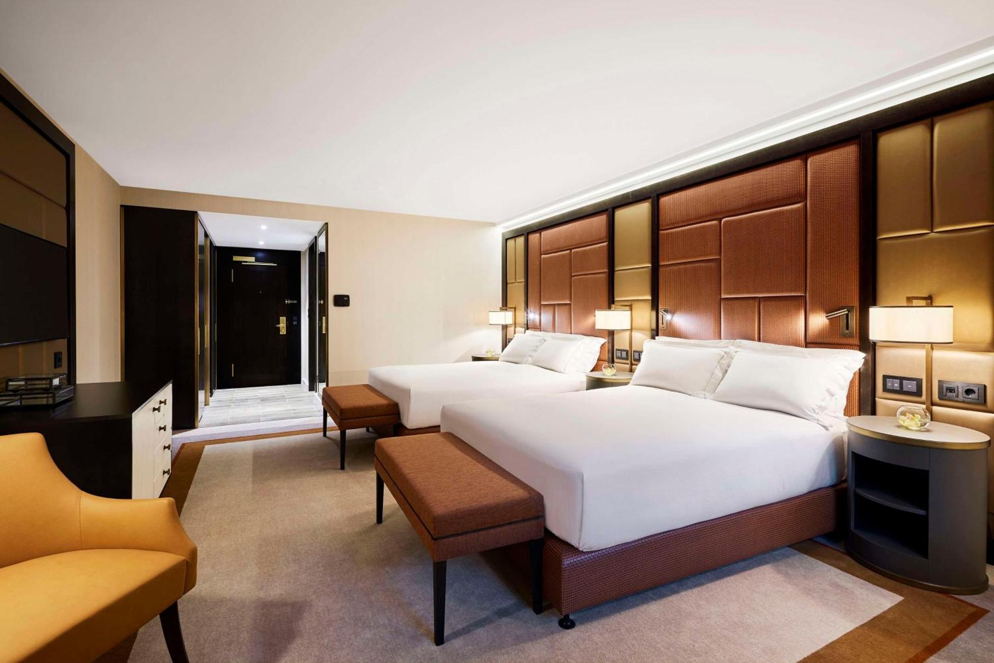 Superior Zimmer mit Queensize-Bett und Straßenblick