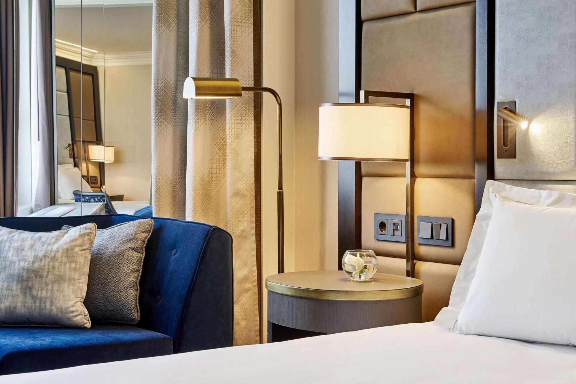 Hilton King Guestroom Courtyard