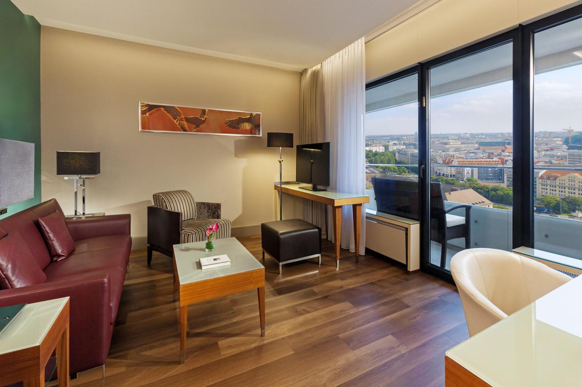 Suite Deluxe 1 Chambre Lit King-Size avec Balcon - Vue sur Ville
