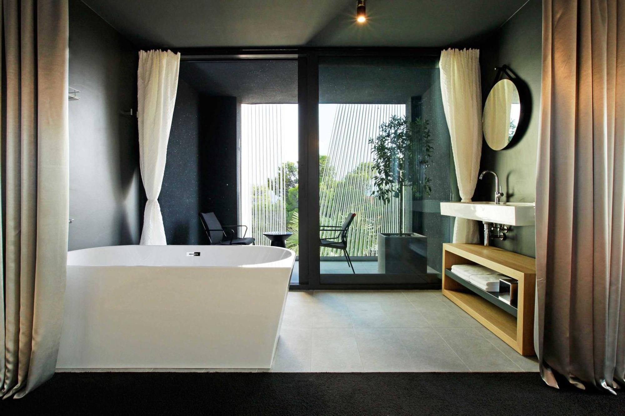 Superior Double Room Bath Balcony