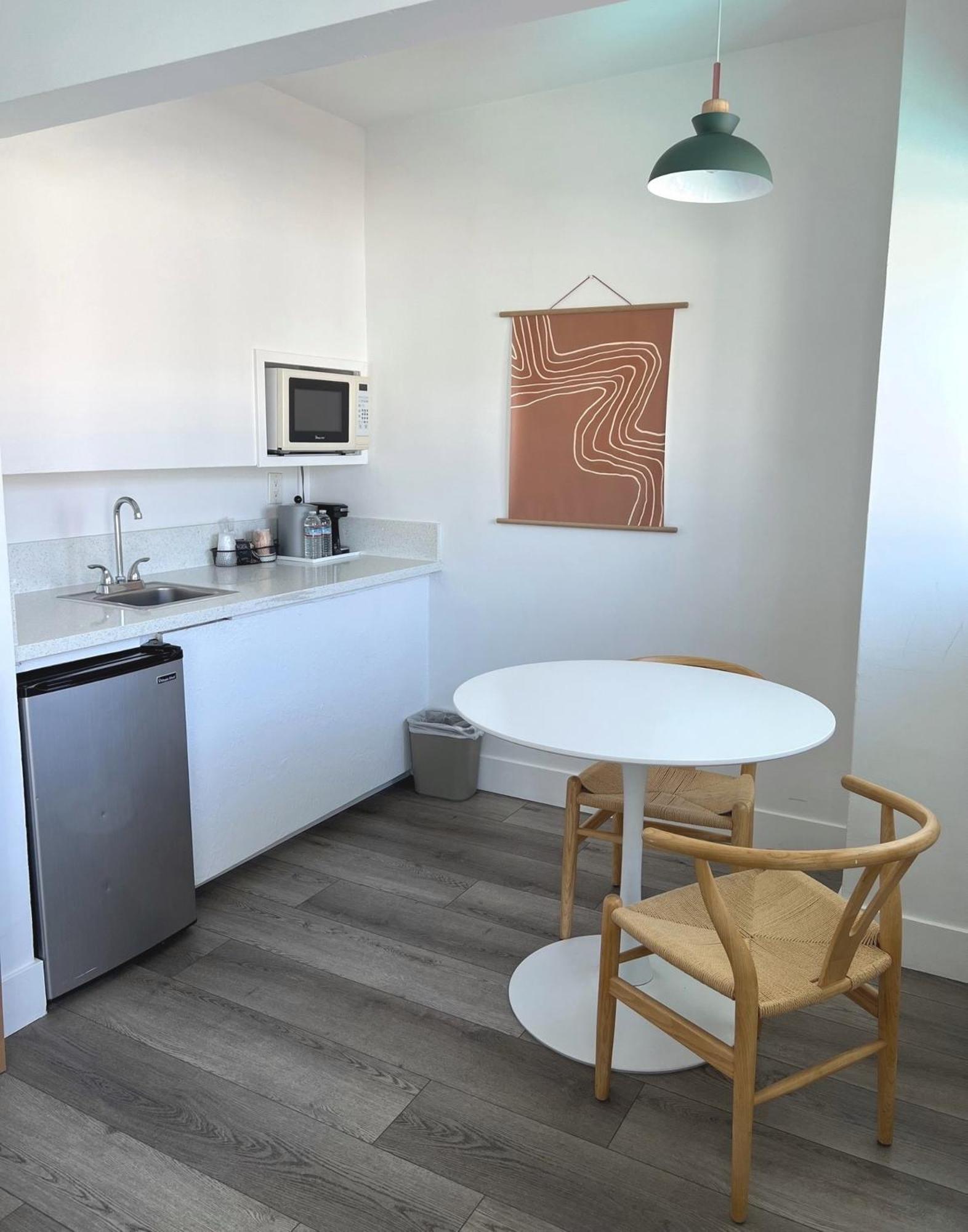 Habitación con cama extragrande y sofá cama - Frente al mar