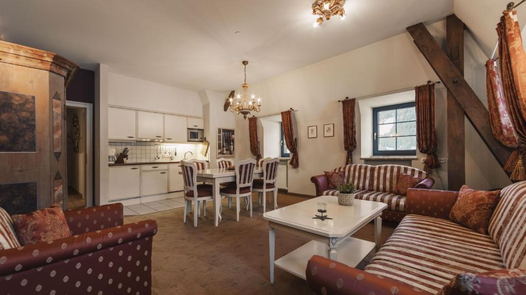Three-Bedroom Apartment,398722044:JPEG
