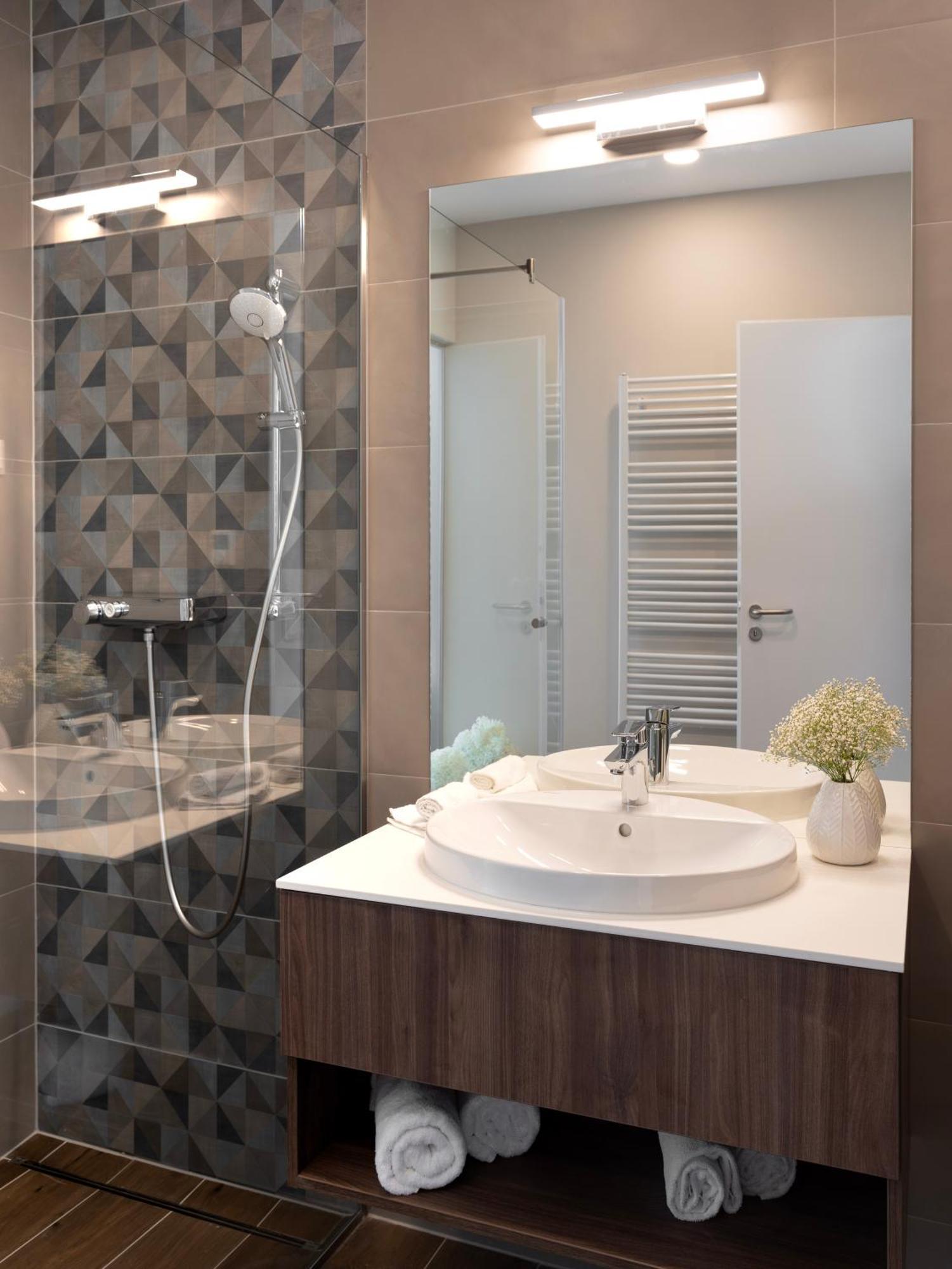 Lake View Boutique Suite