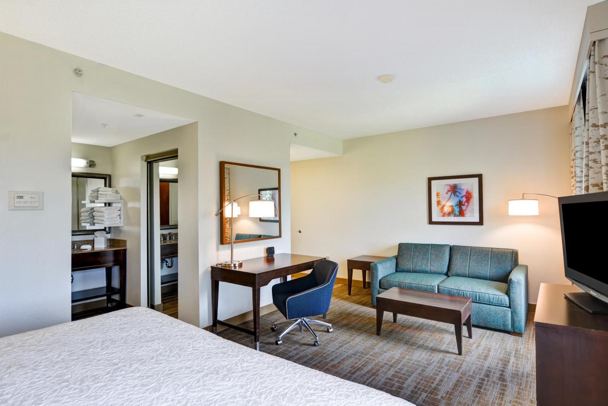 Deluxe King Room with Sofa Bed - Non-Smoking
