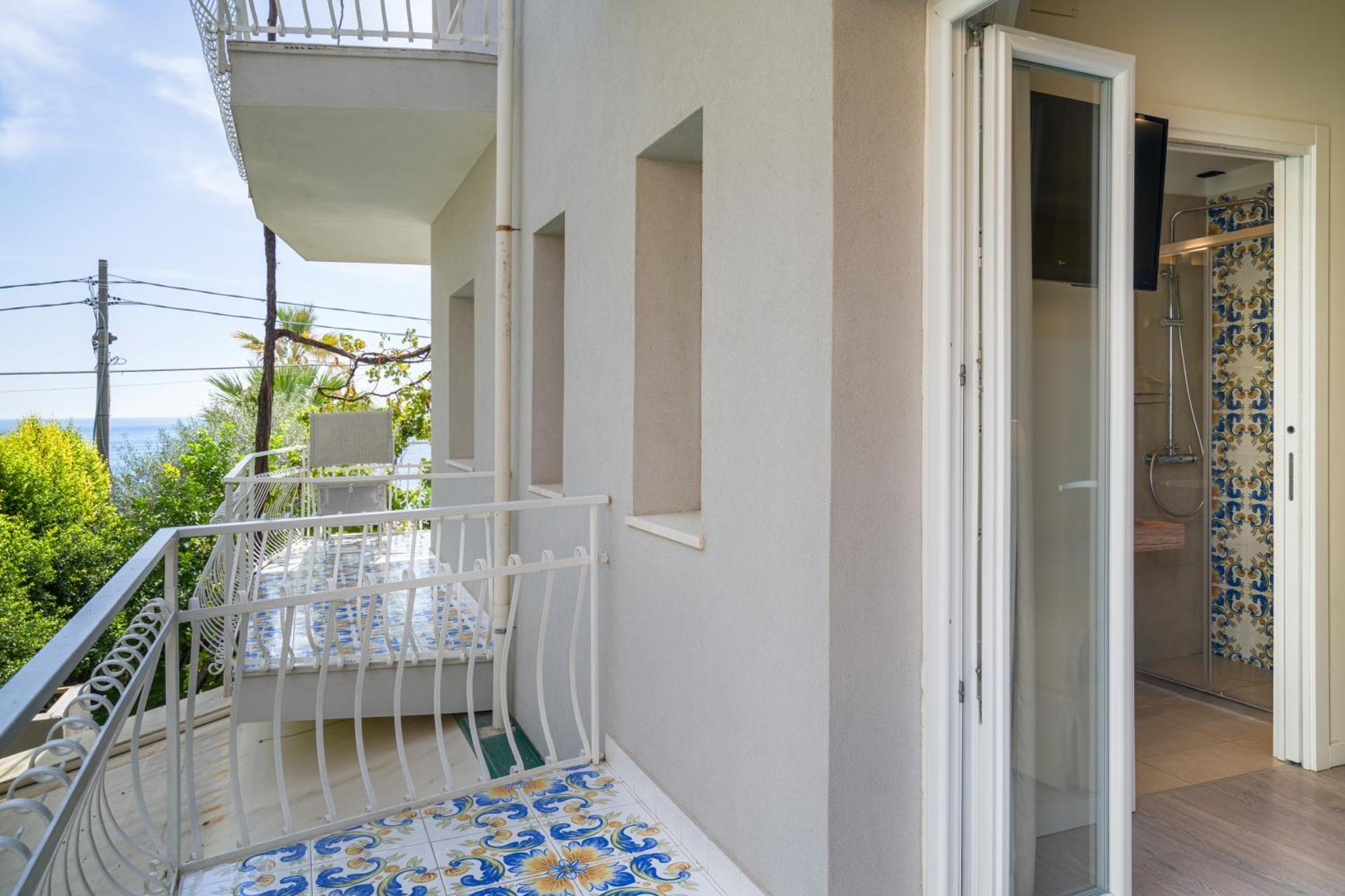 Classic Triple Room with Lateral Sea View