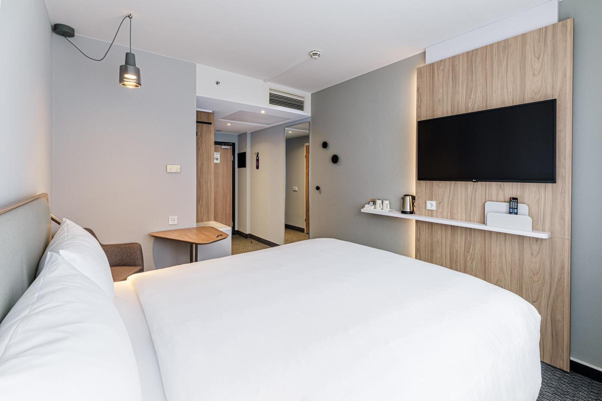 Standard Queen Room