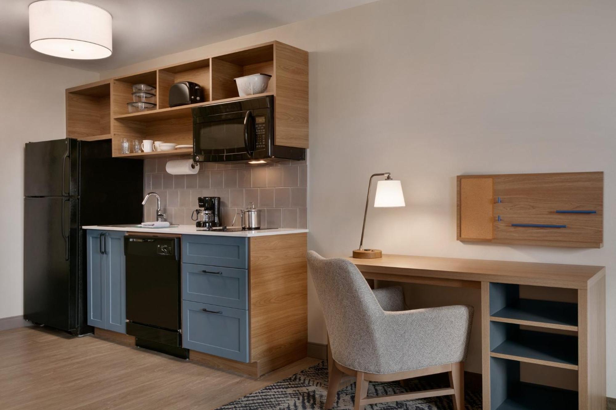 Queen Studio Suite - Hearing Accessible