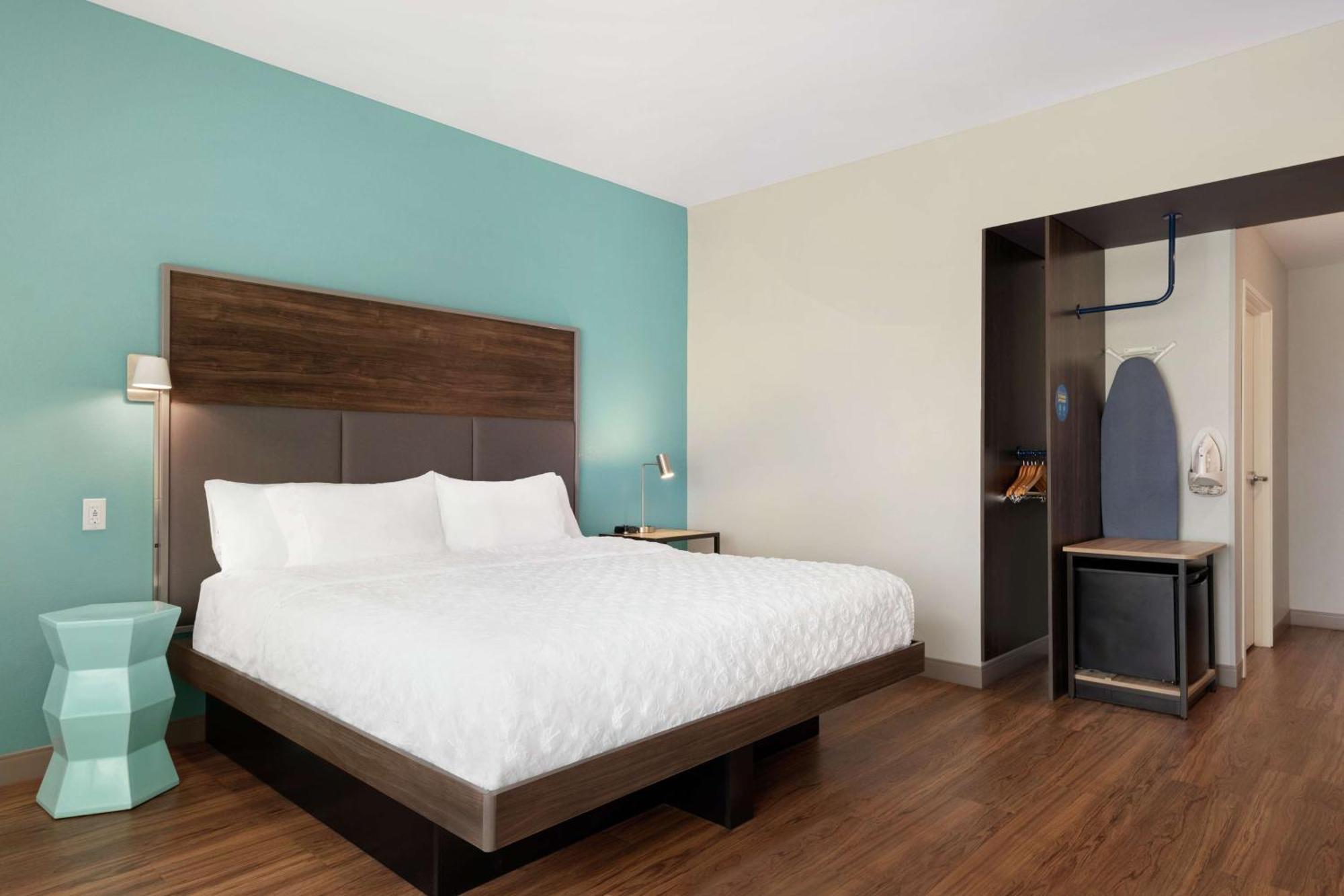 King Room with Bath Tub - Mobility and Hearing Access