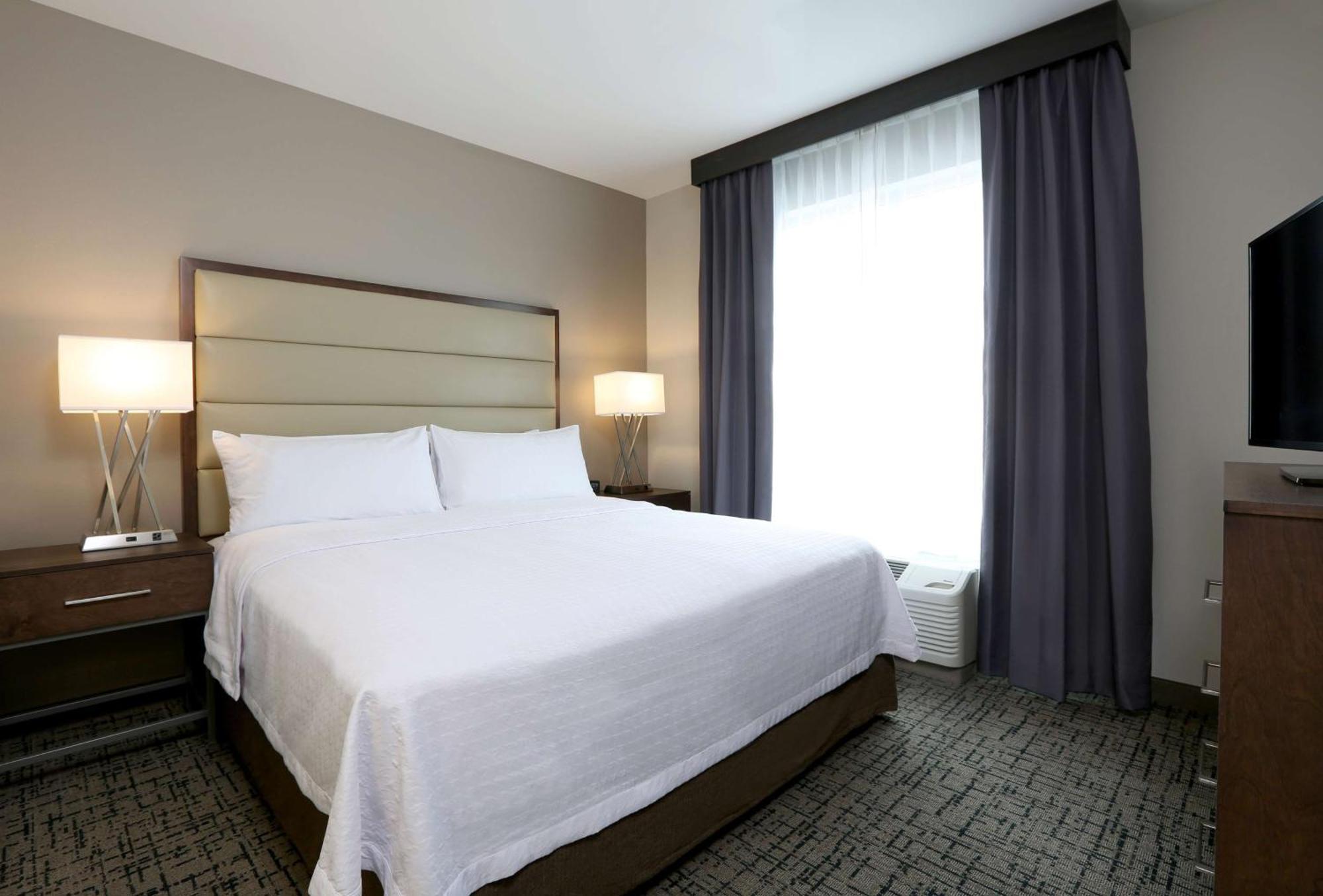 One-Bedroom King Suite - Non-Smoking