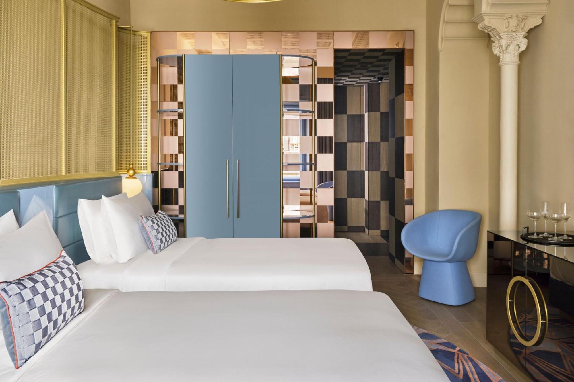 Deluxe Twin Room Street View