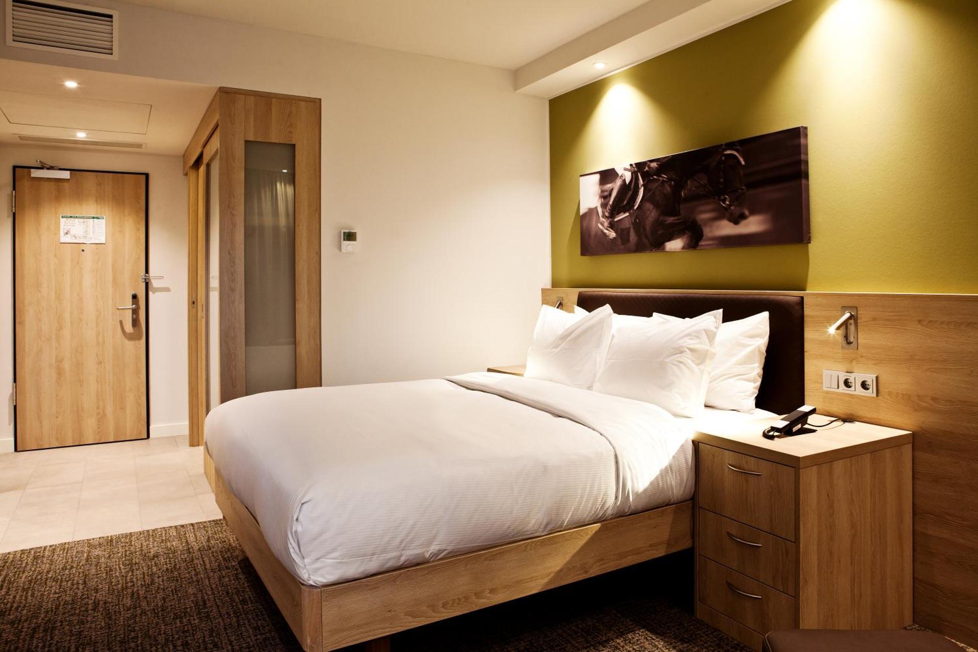 Queen Room - Accessible