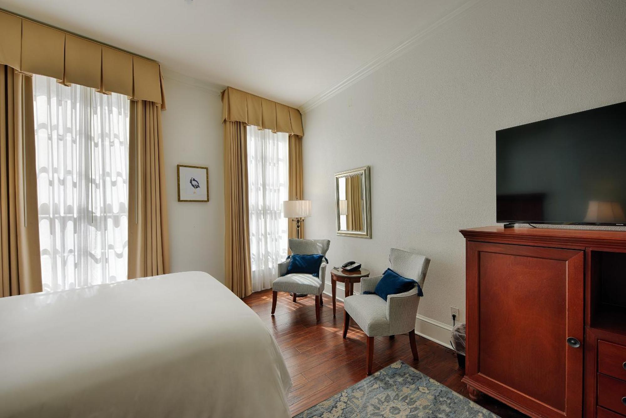 Standard Queen Room Communications Access