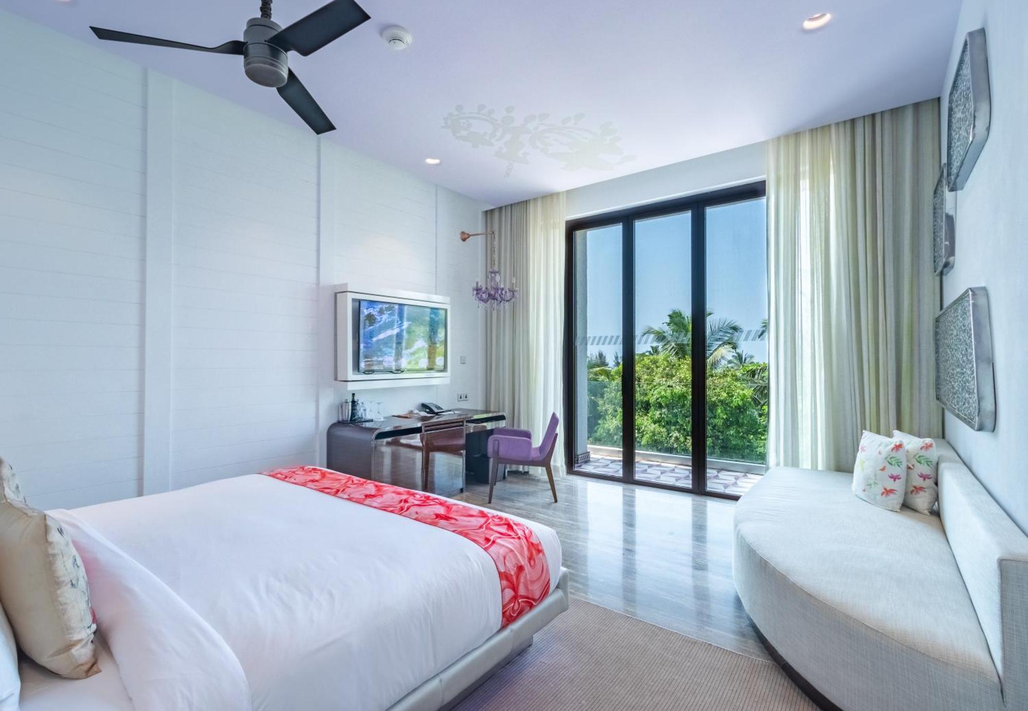 King Bed Grand Superior Guest Room Balcony