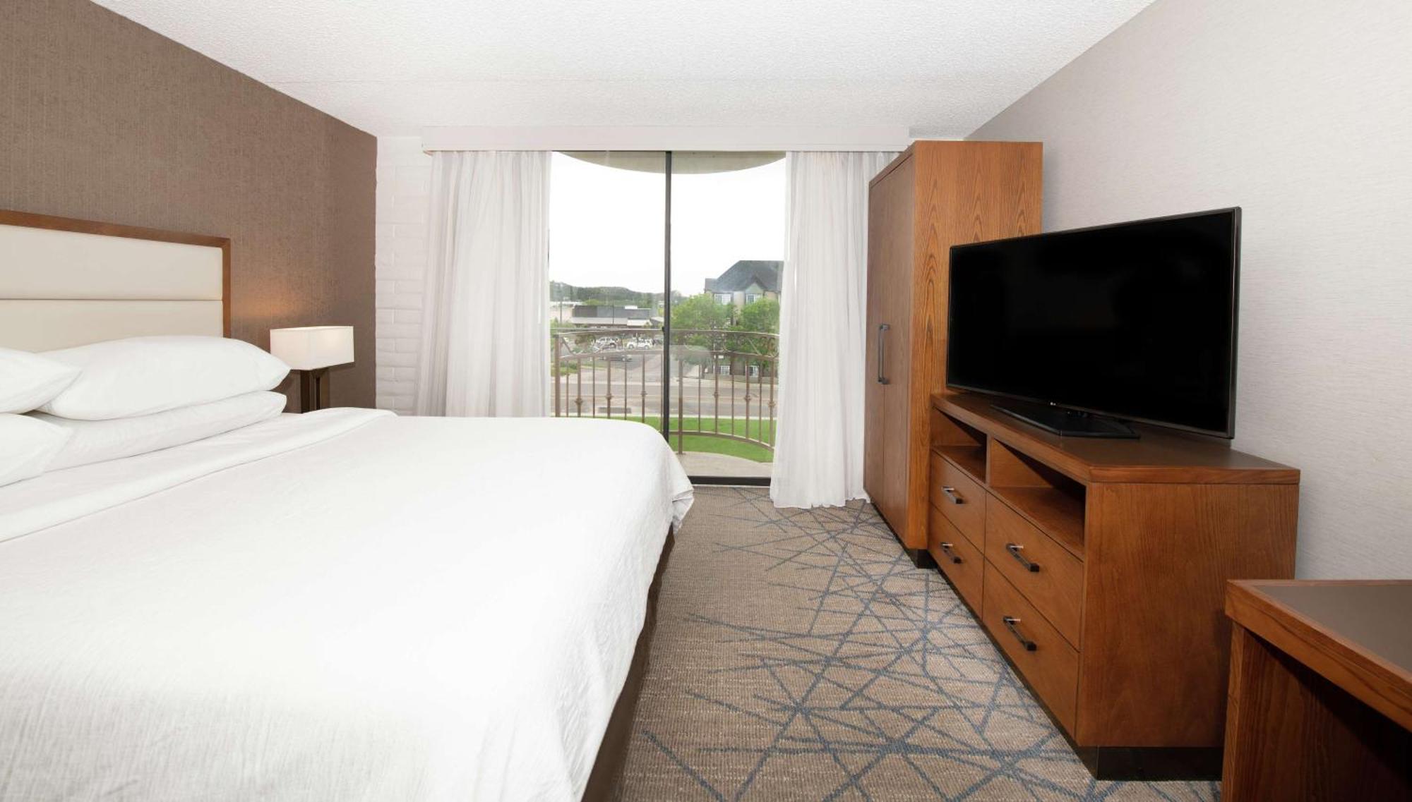 King Suite with Accessible Tub - Mobility and Hearing Access/Non-Smoking