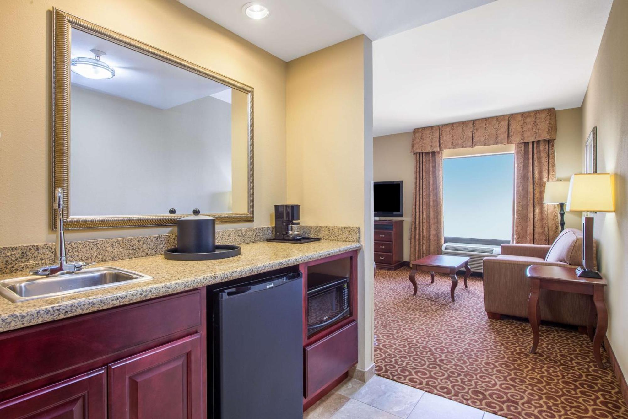 One-Bedroom King Suite with Whirlpool - Non-Smoking