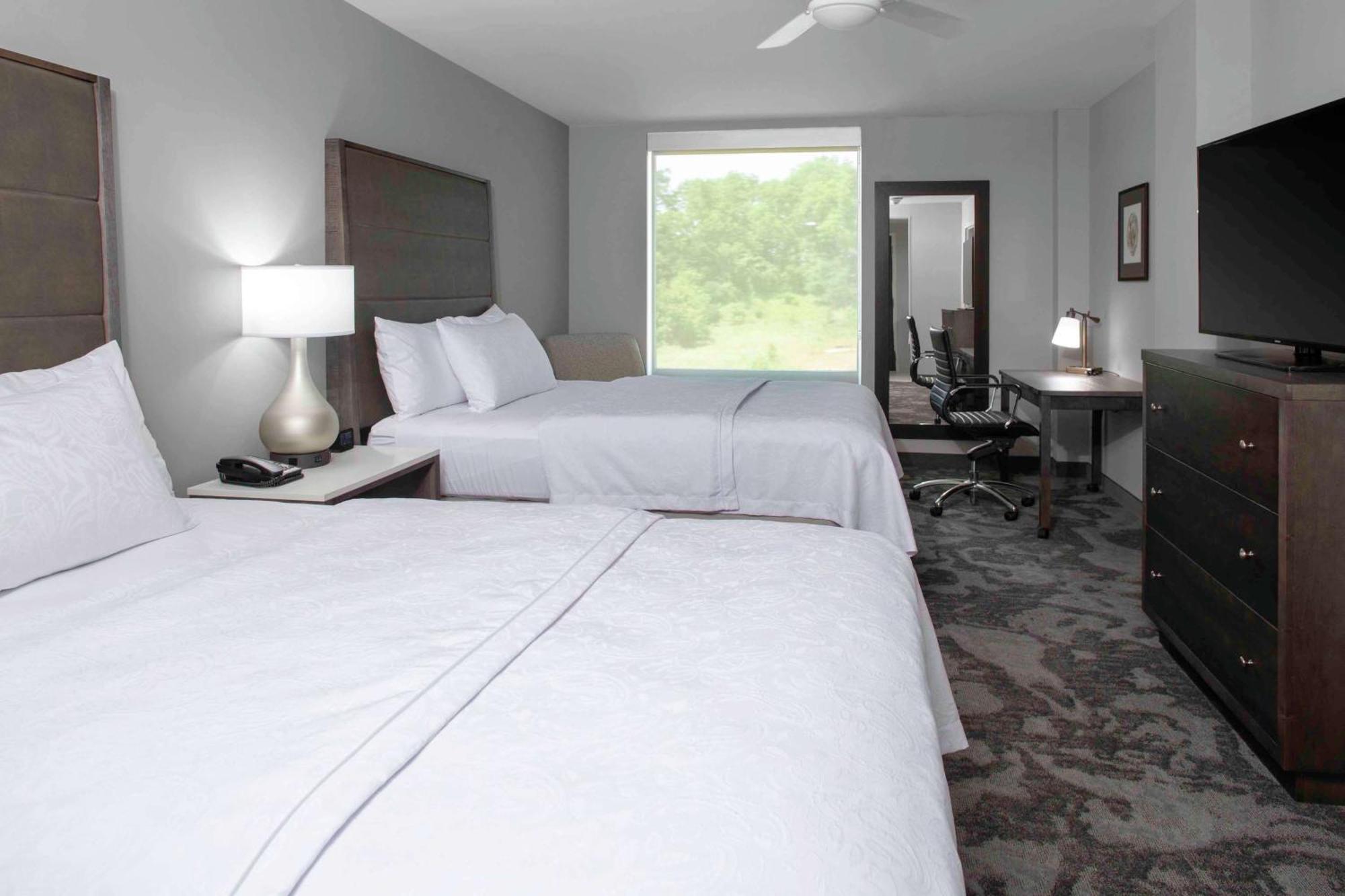 One-Bedroom Queen Suite Two Queen Beds Non-Smoking