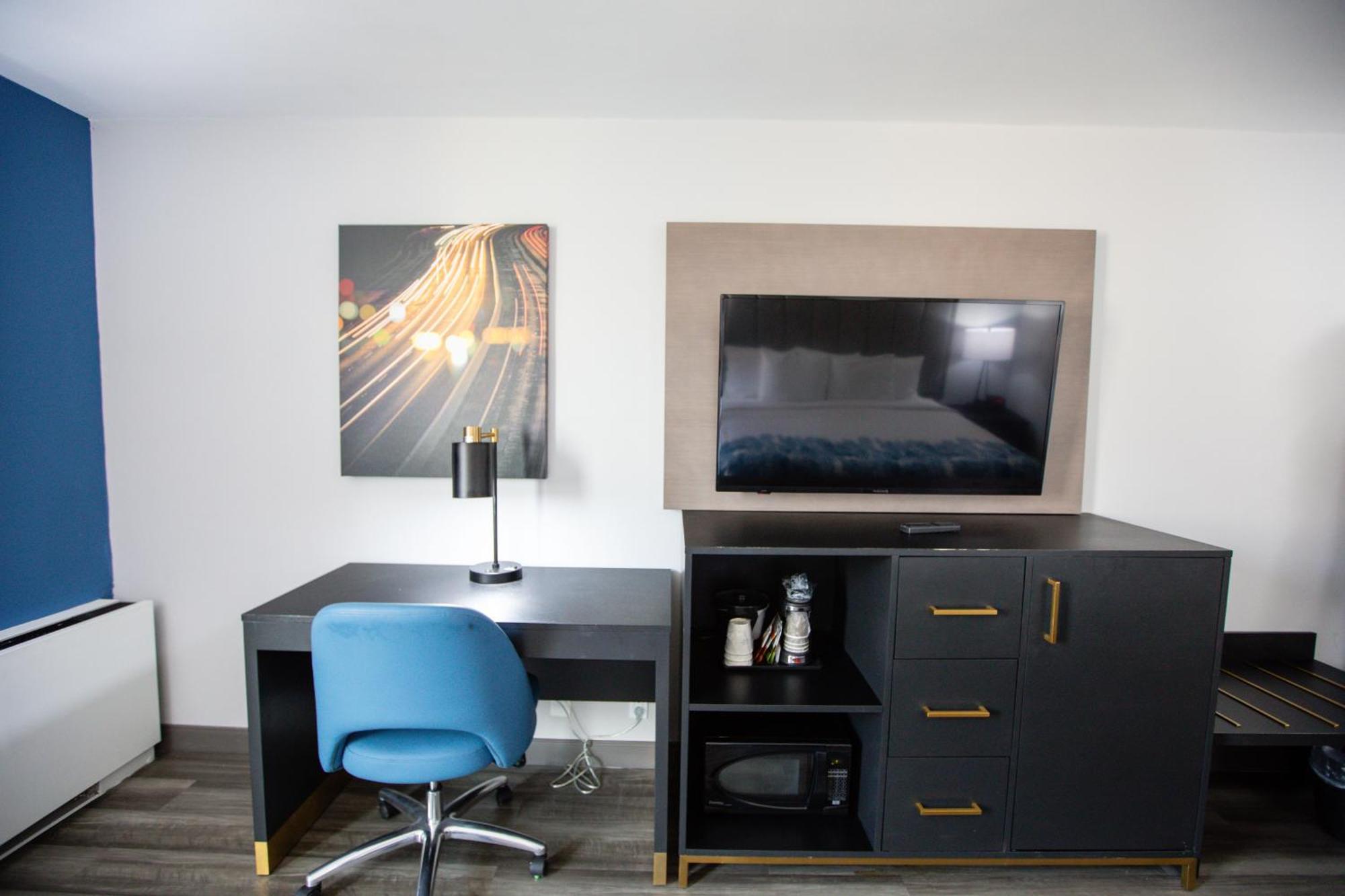 King Room Bath Tub Mobility or Hearing Accessible Non-Smoking