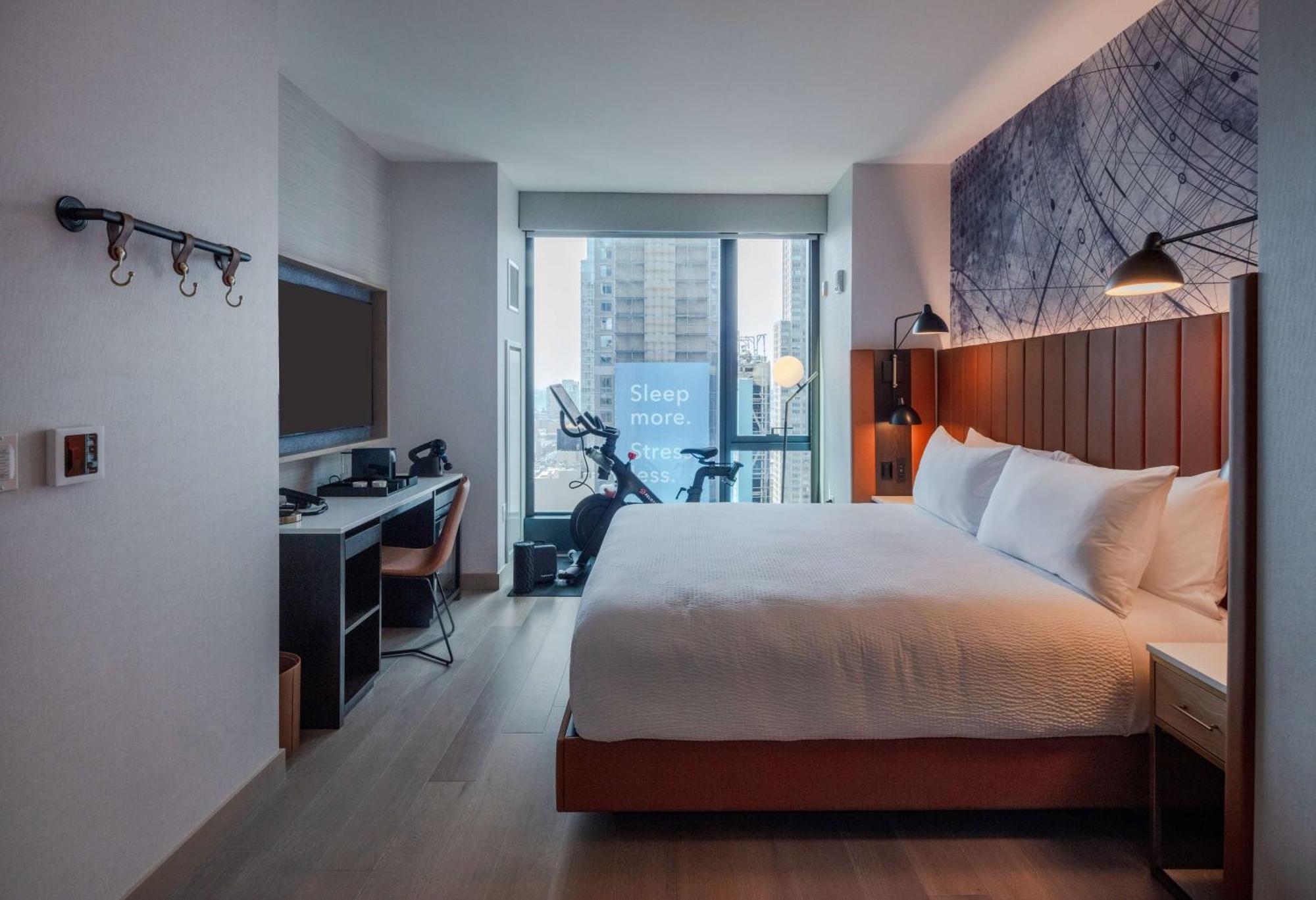 Chambre Lit King-Size Bien-Être avec Vélo Peloton - Vue sur Place