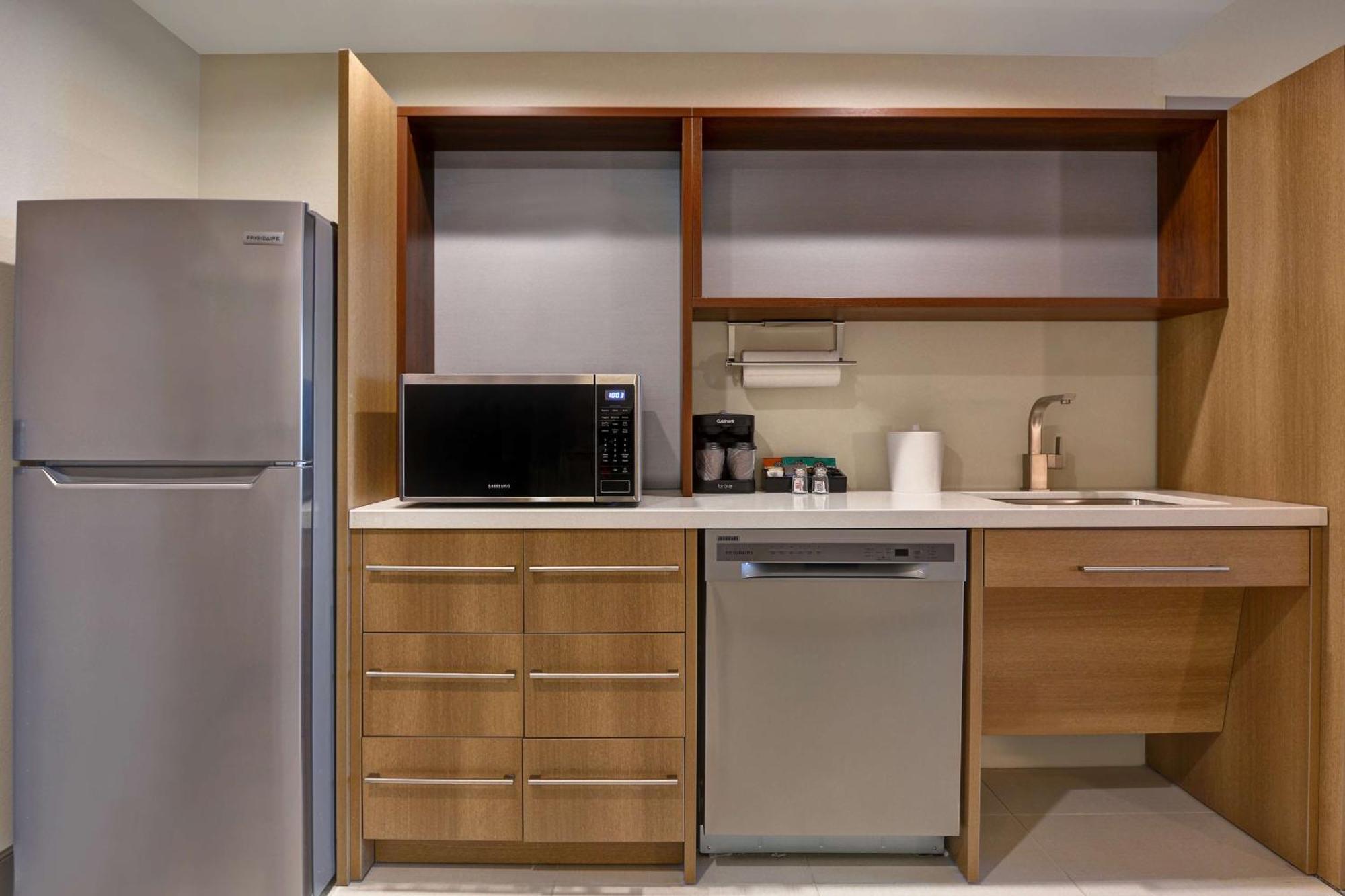 One-Bedroom King Suite - Non-Smoking