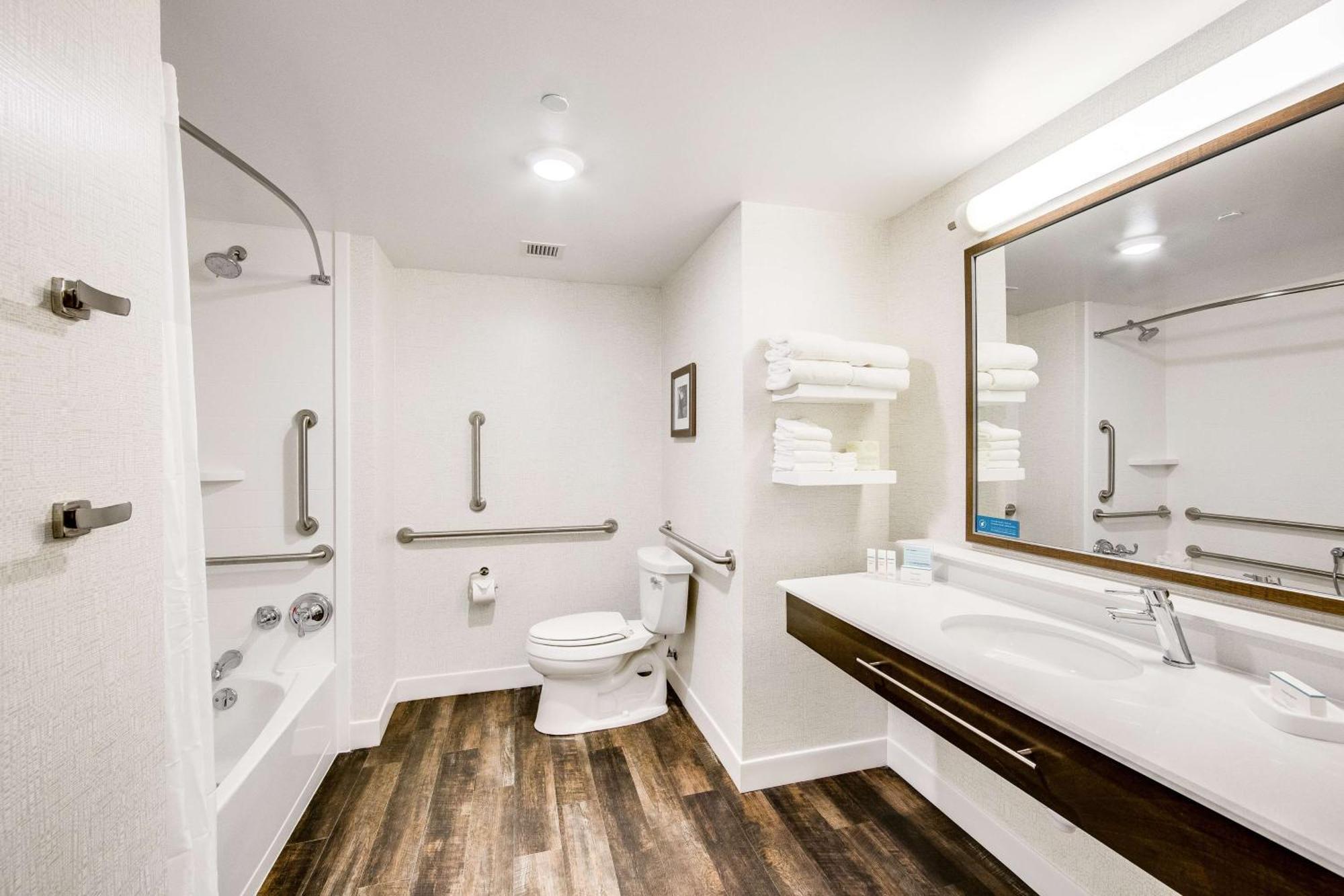 King Room with Tub - Mobility Access