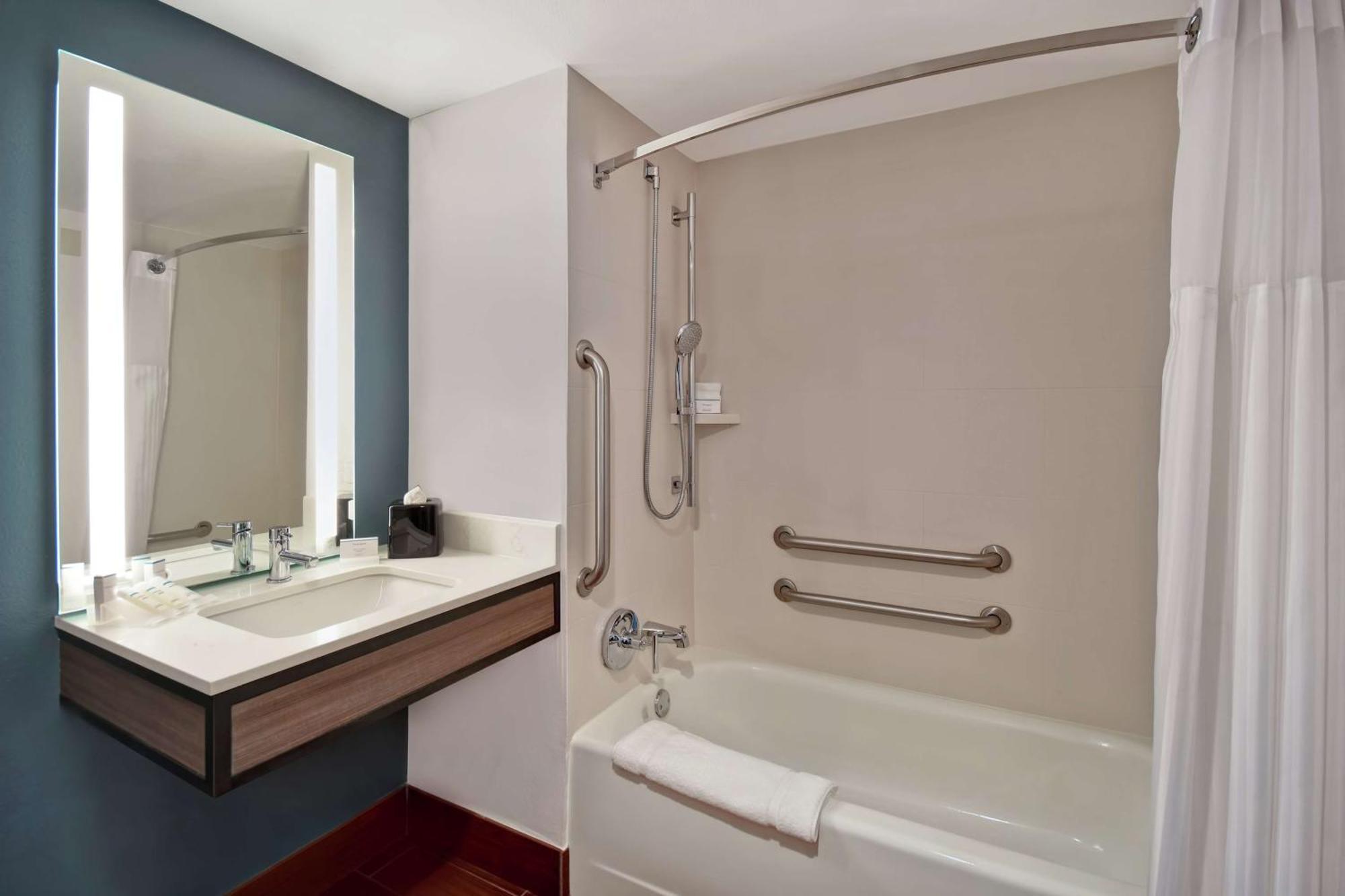 King Room with Bath Tub - Mobility Access