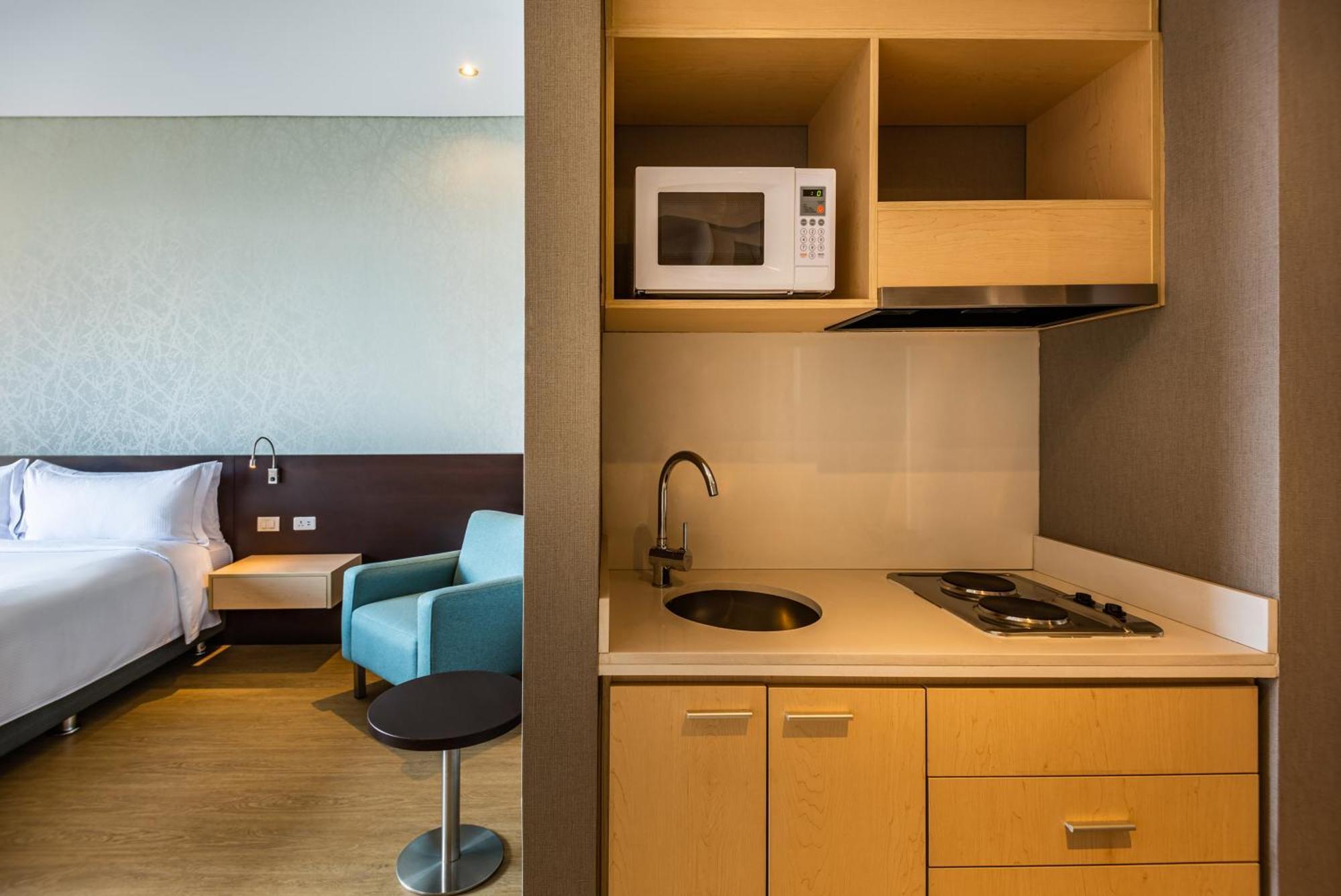 Habitación Doble con cama grande con cocina americana