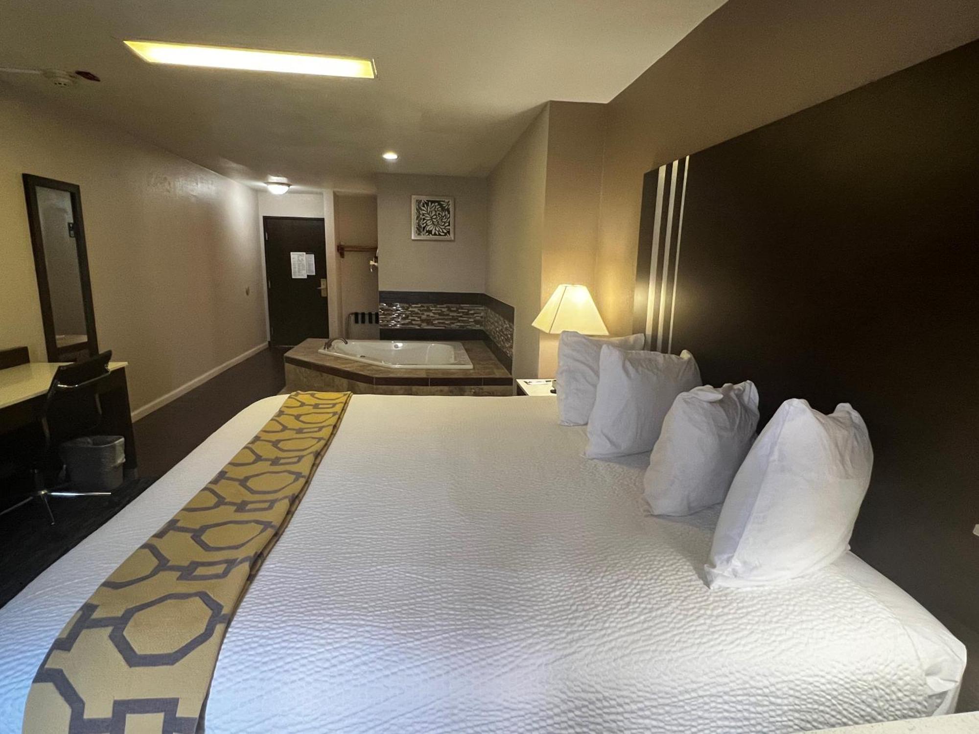1 King Bed Suite Hot Tub Non-Smoking