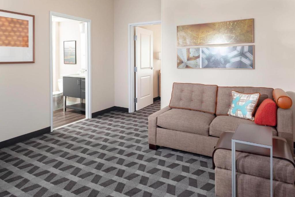 1 Bedroom Suite 1 Queen Sofa bed
