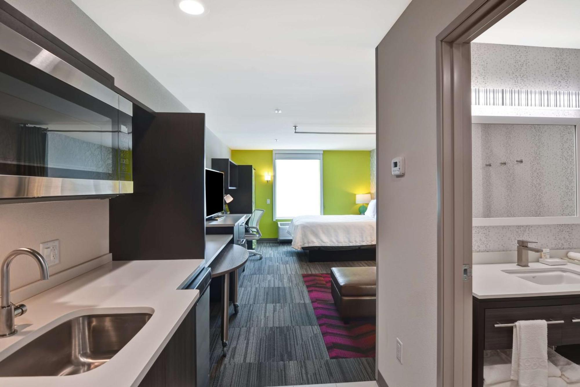 Queen Studio with Lake View - Mobility Accessible