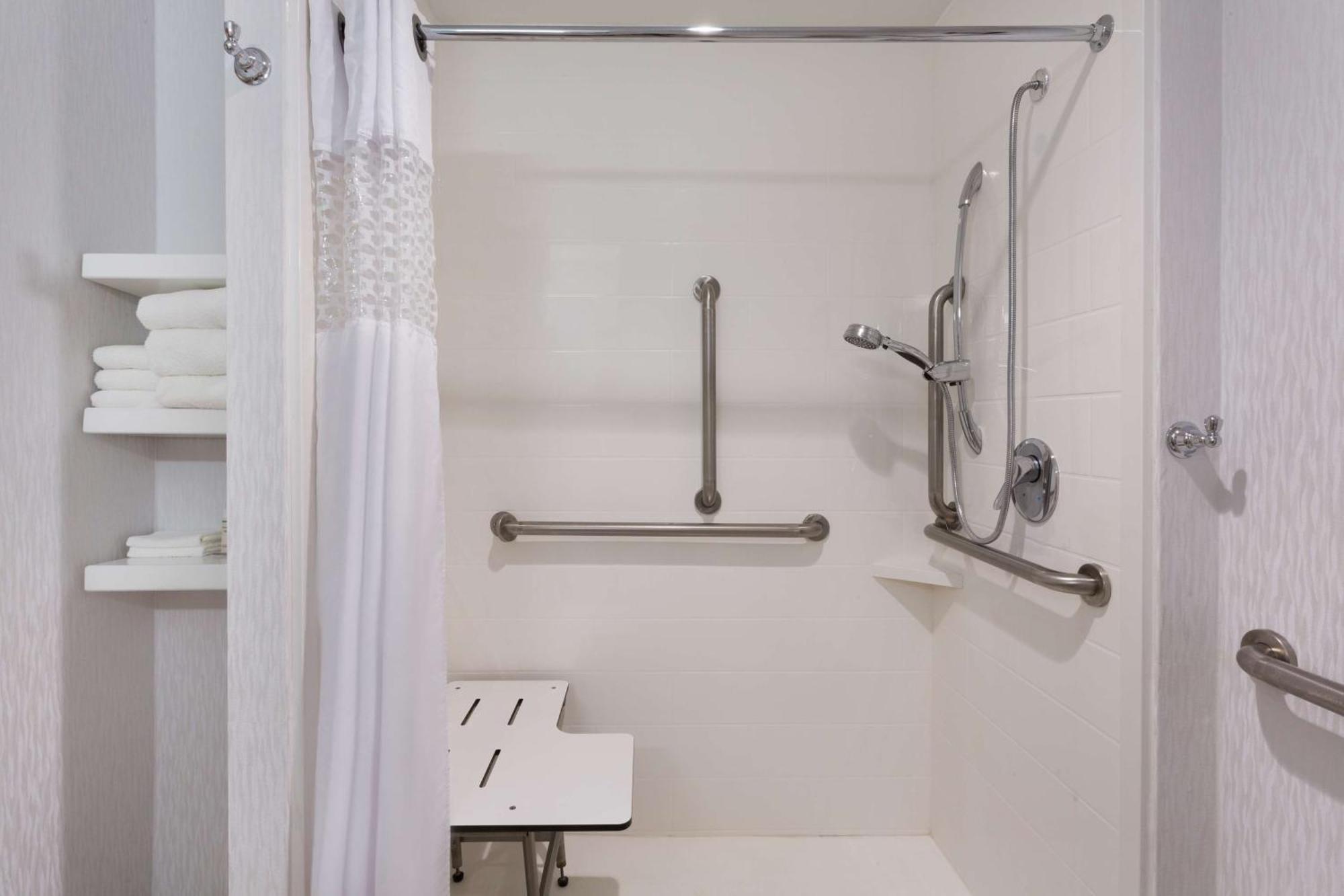 King Room Roll Shower Mobility Hearing Access or Non-Smoking,1551401791:JPEG