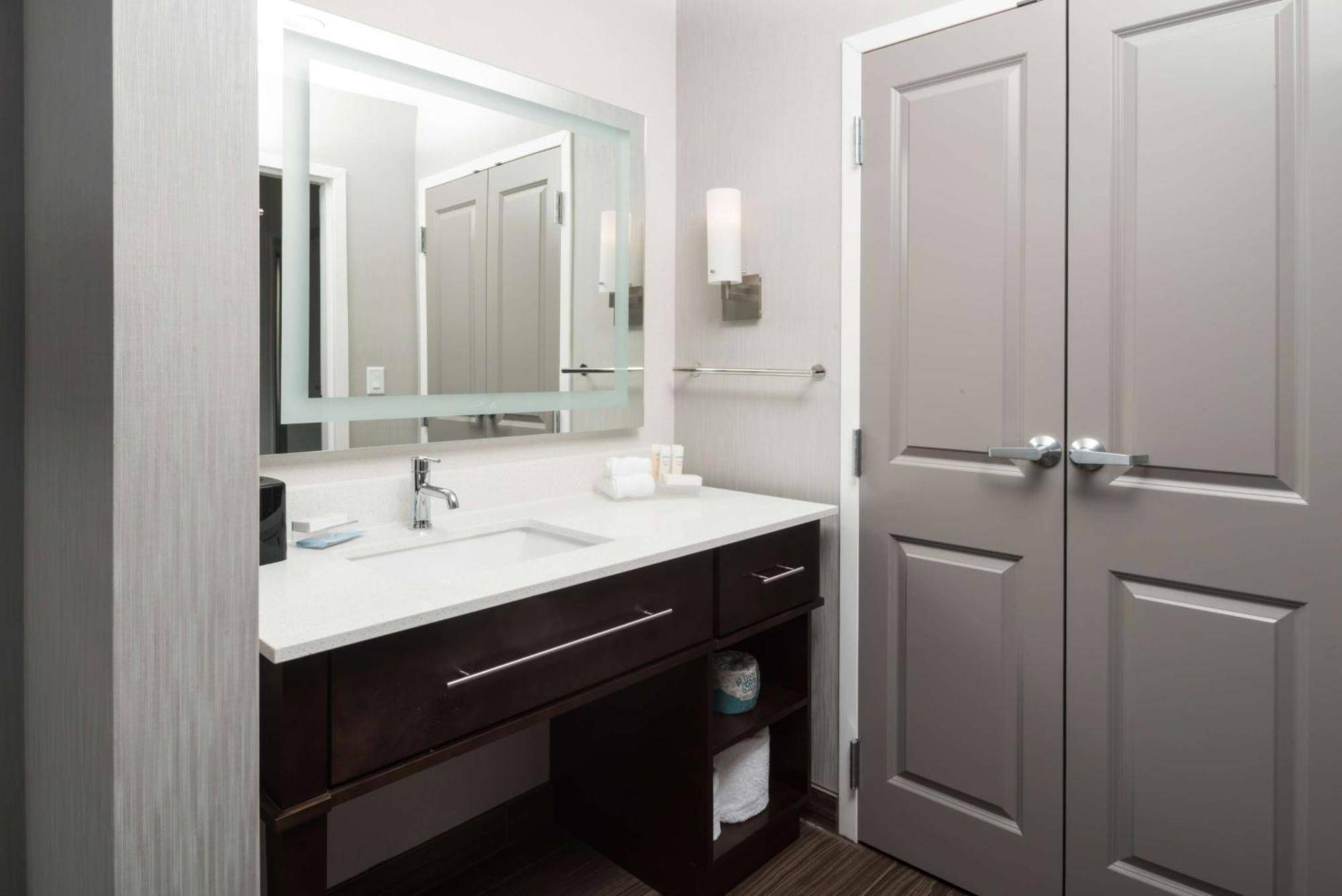 One-Bedroom King Suite - Non-Smoking