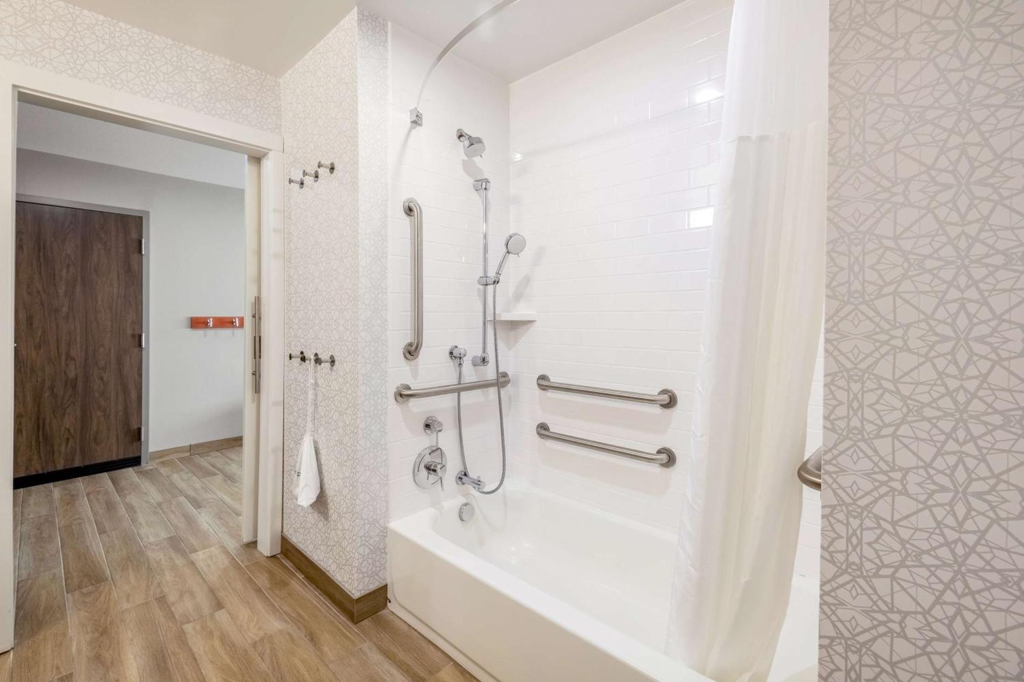 Queen Room Bath Tub Mobility Access or Non-Smoking