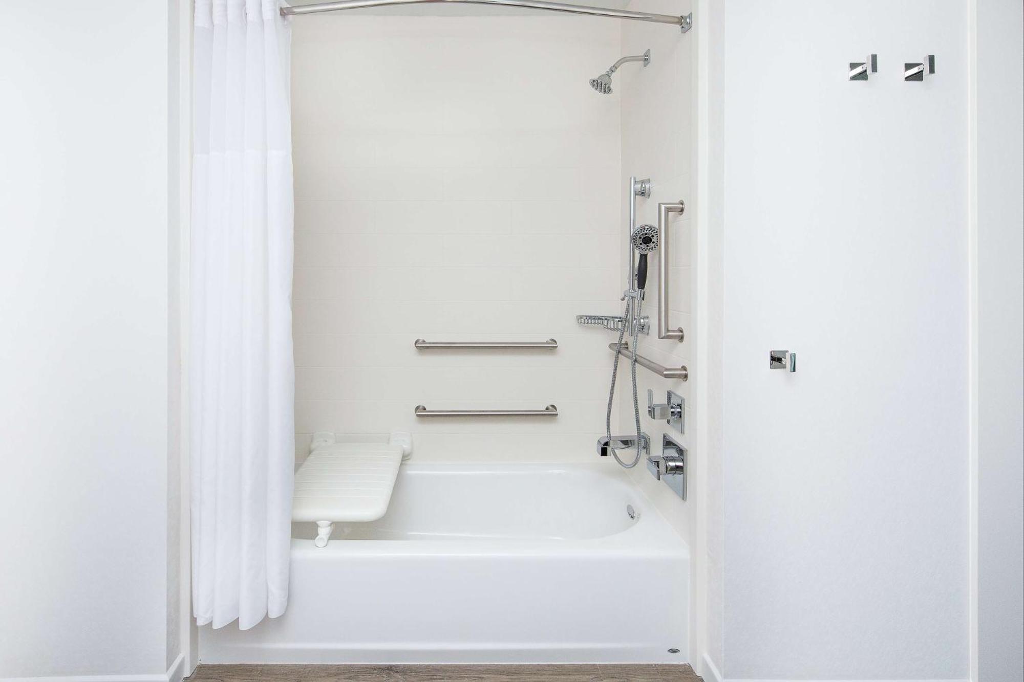 King Room Bath Tub Mobility Hearing Access or Non-Smoking