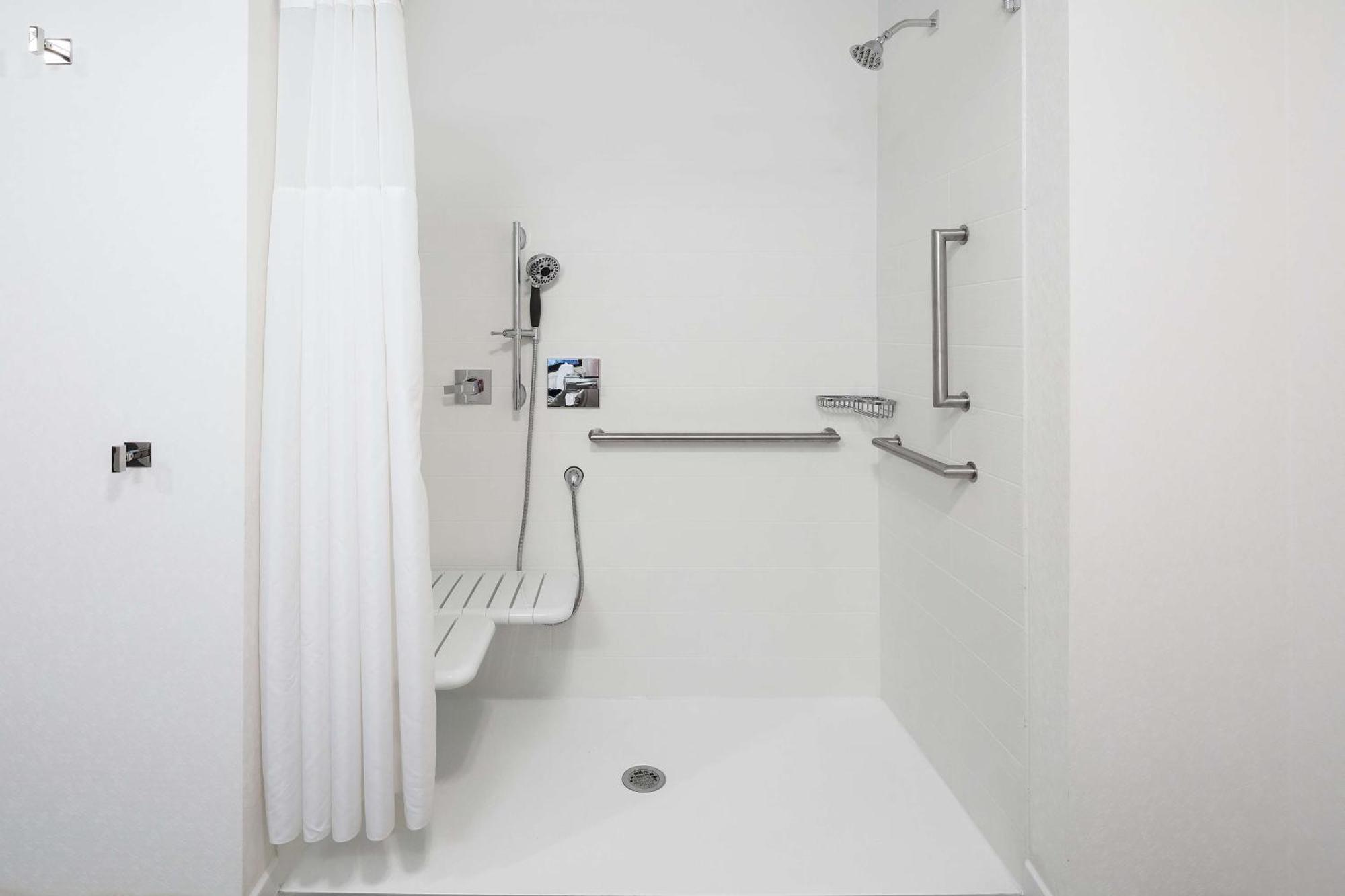 King Room Hearing Accessible or or Non-Smoking