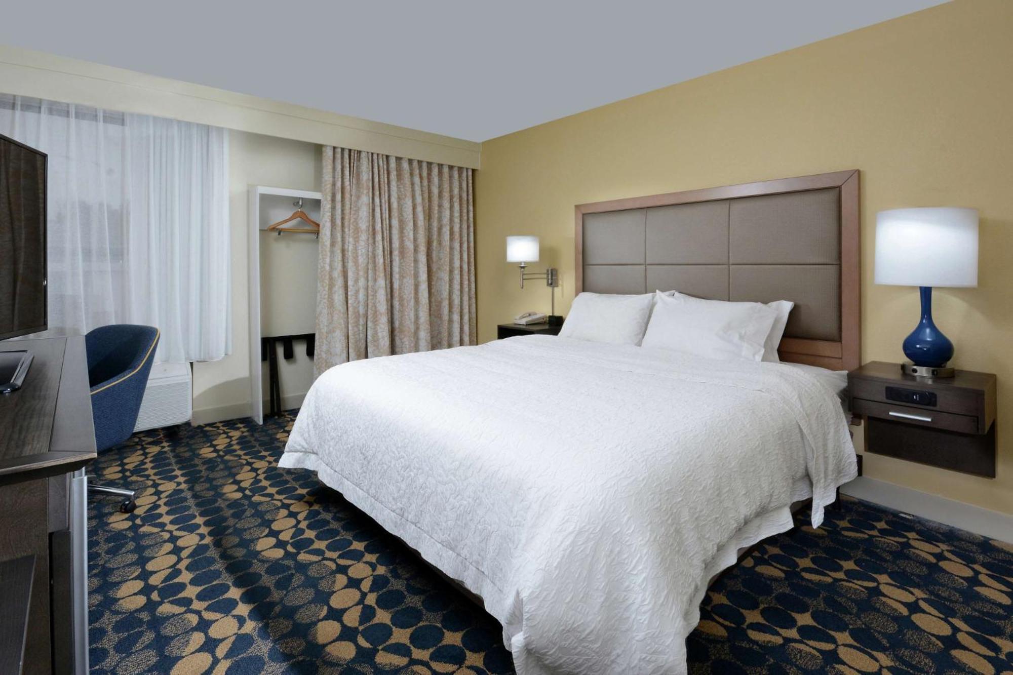 King Room with Accessible Tub - Mobility and Hearing Access/Non-Smoking