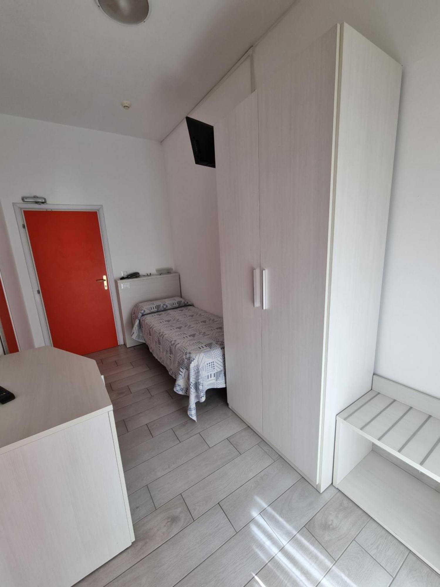 Single Room Balcony,213935720:JPEG