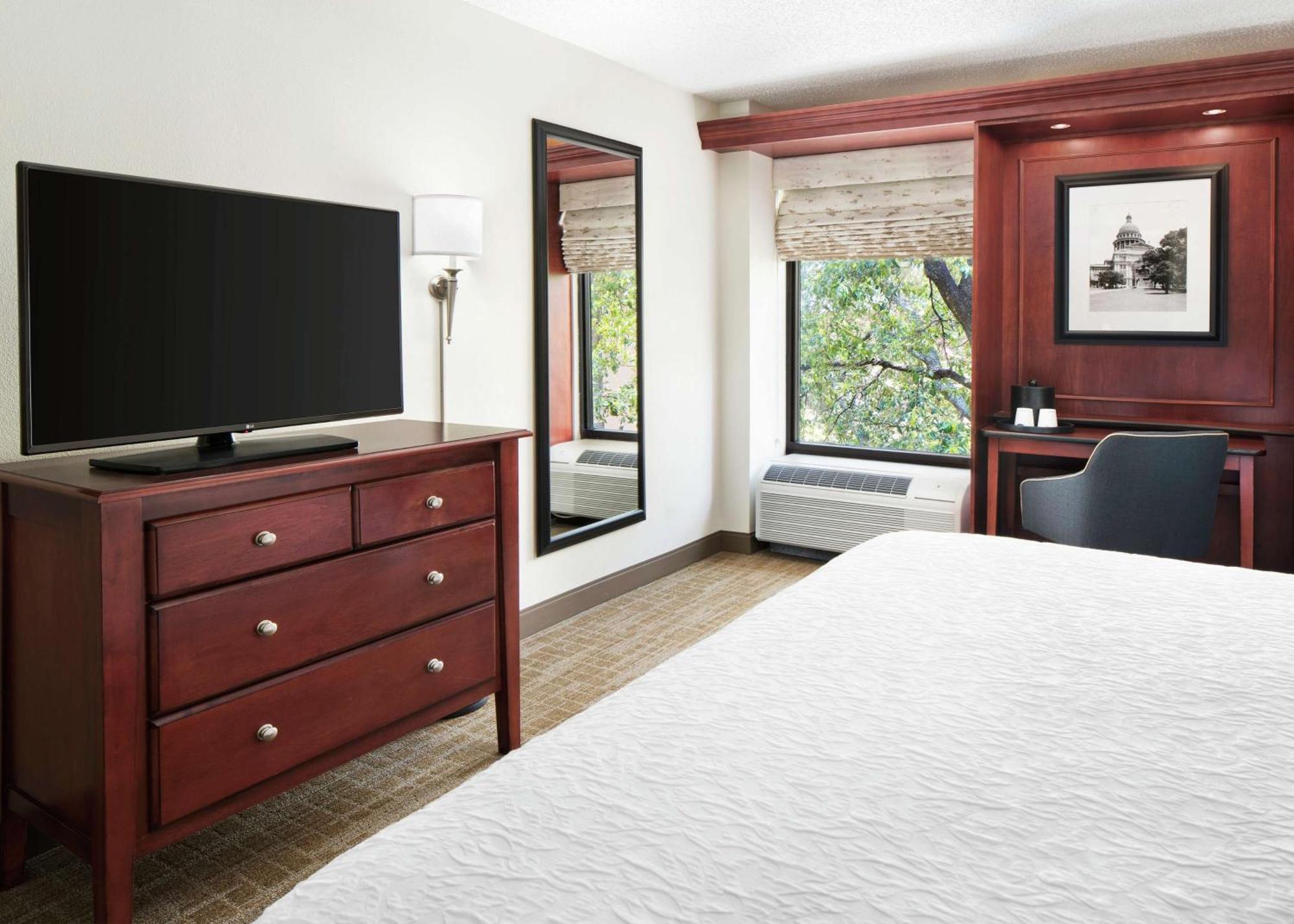 King Room with King Bed - Non-Smoking
