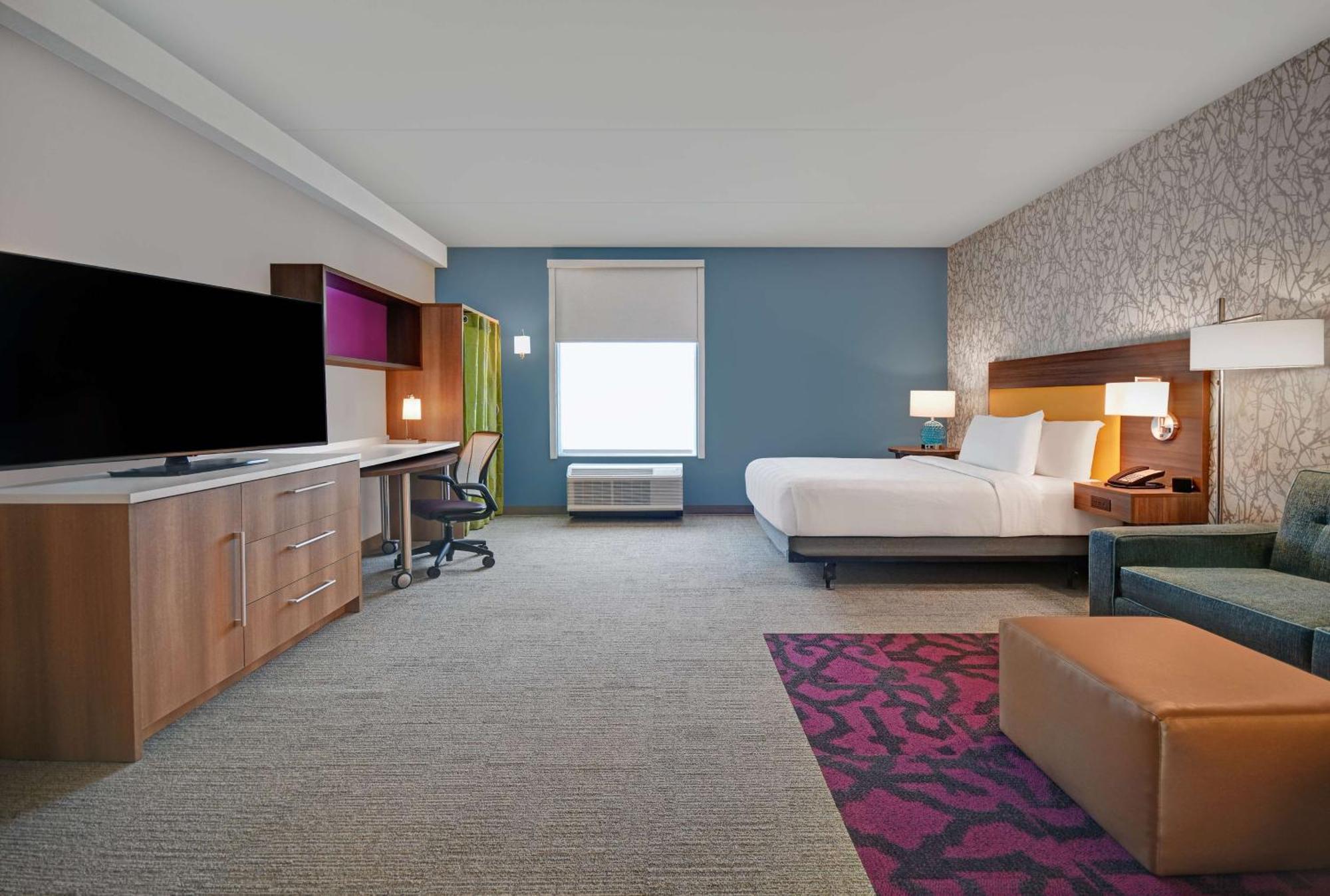 Queen Room with Bath Tub - Hearing Accessible