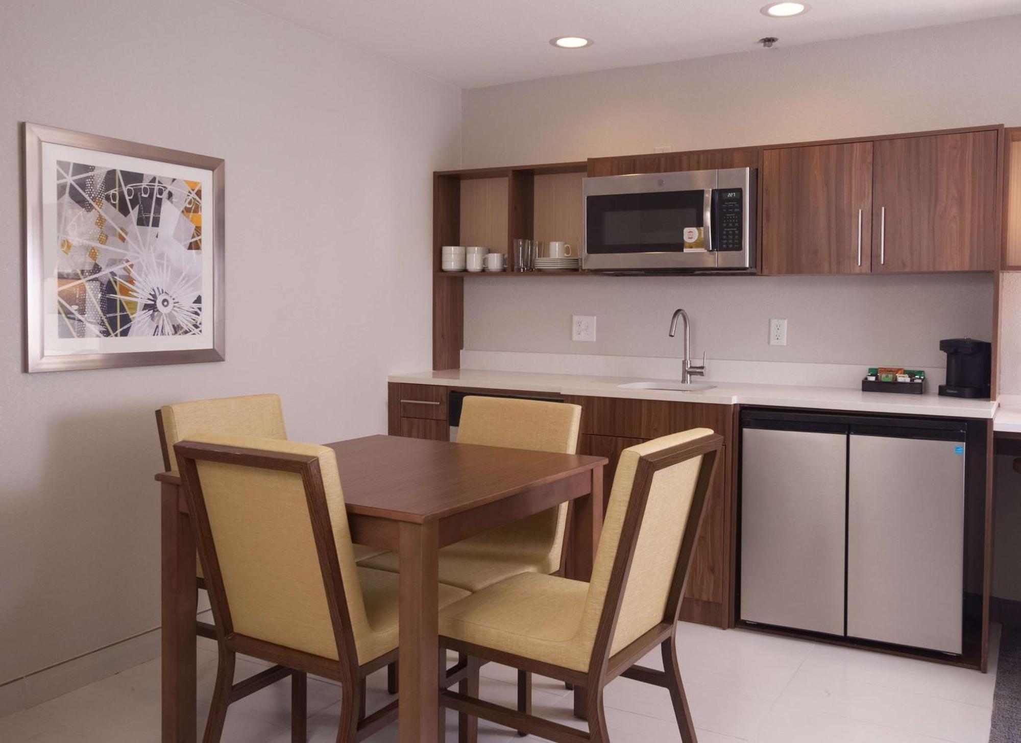 One-Bedroom King Suite - Non-Smoking