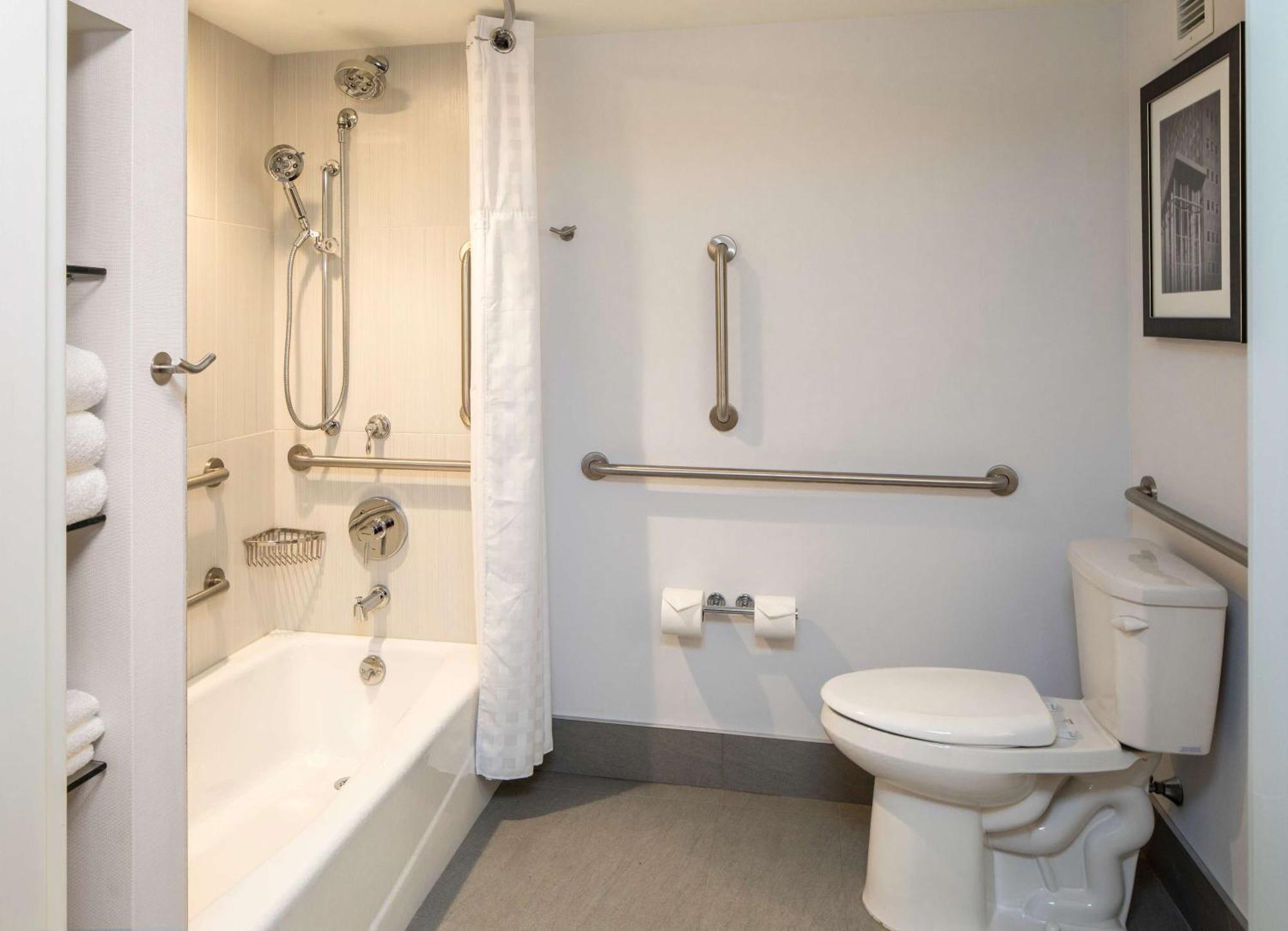 Queen Room Two Queen Beds Tub Mobility or Hearing Accessible
